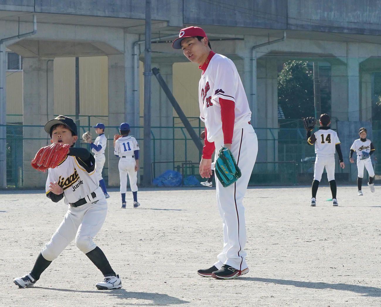 野球教室に参加し子どもたちにアドバイスをする栗林（右）（撮影・森本幸一）