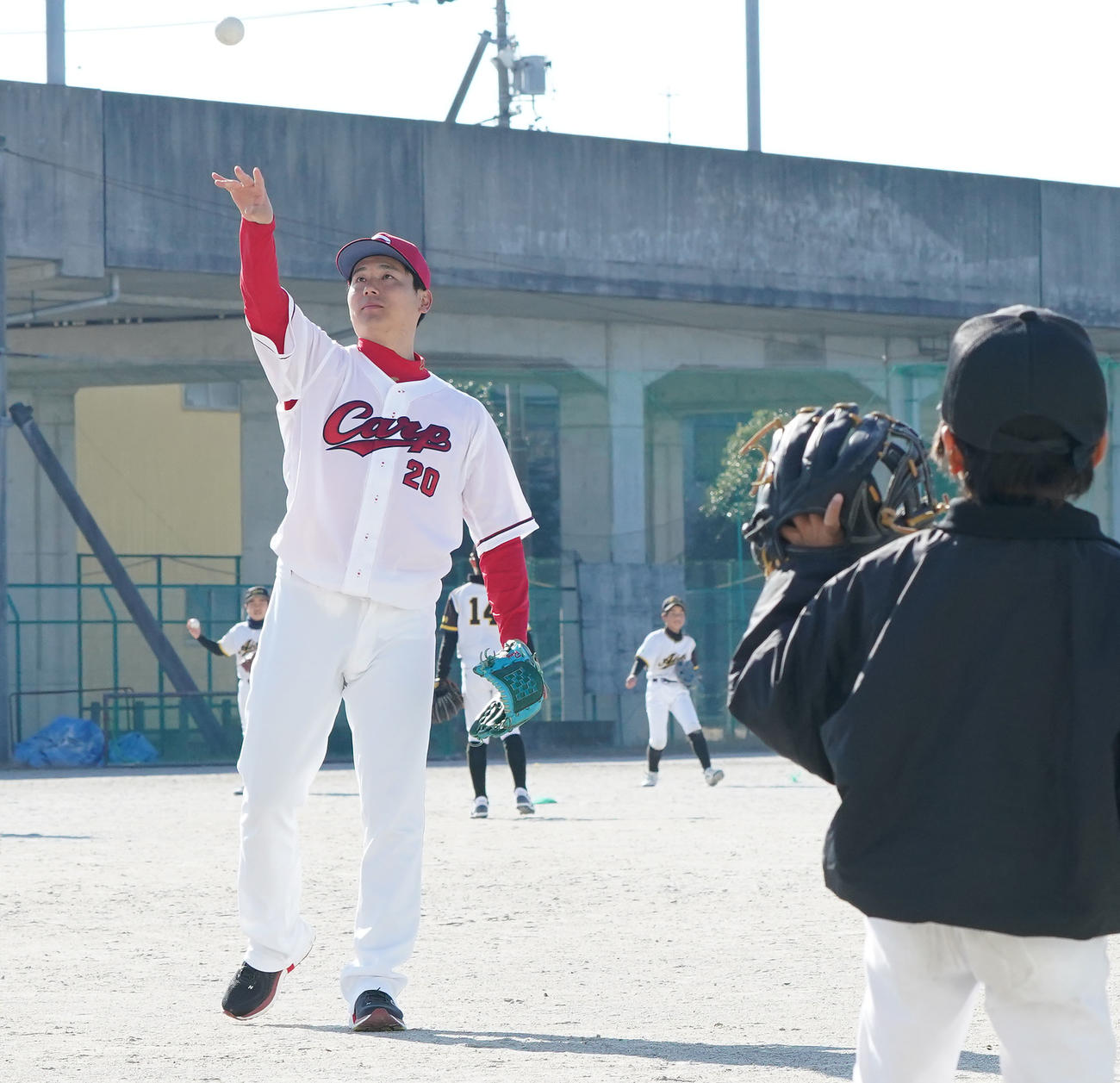 野球教室に参加し子どもたちとキャッチボールをする栗林（左）（撮影・森本幸一）