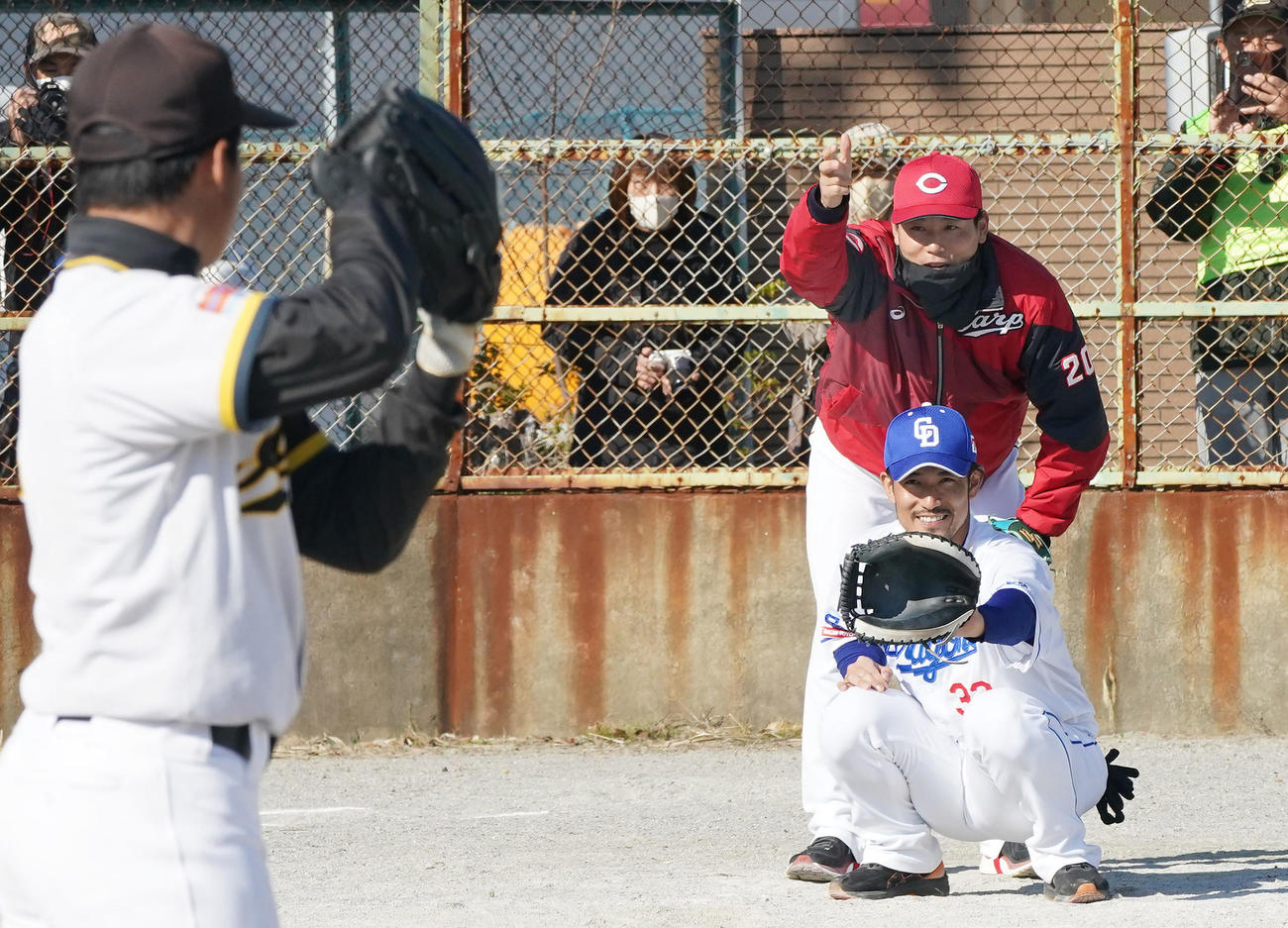 野球教室に参加し子どもたちと交流する栗林（右・奥）右・手前は中日・祖父江（撮影・森本幸一）
