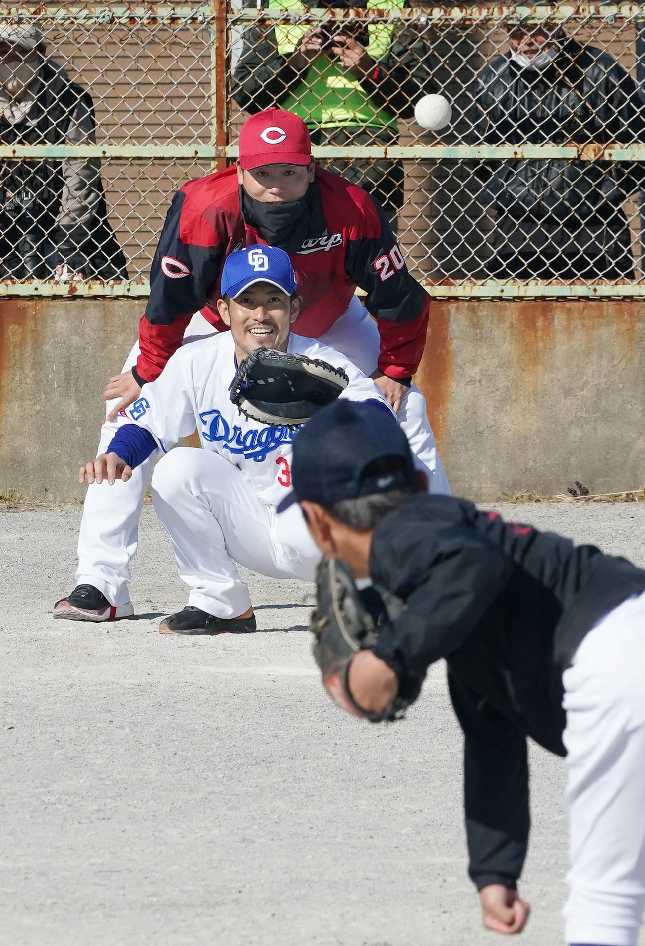 野球教室に参加し子どもたちと交流する栗林（中央・奥）中央・手前は中日・祖父江（撮影・森本幸一）