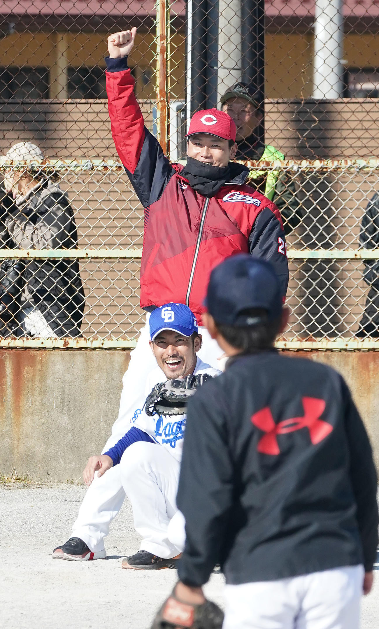 野球教室に参加し子どもたちと交流する栗林（中央・奥）中央・手前は中日・祖父江（撮影・森本幸一）