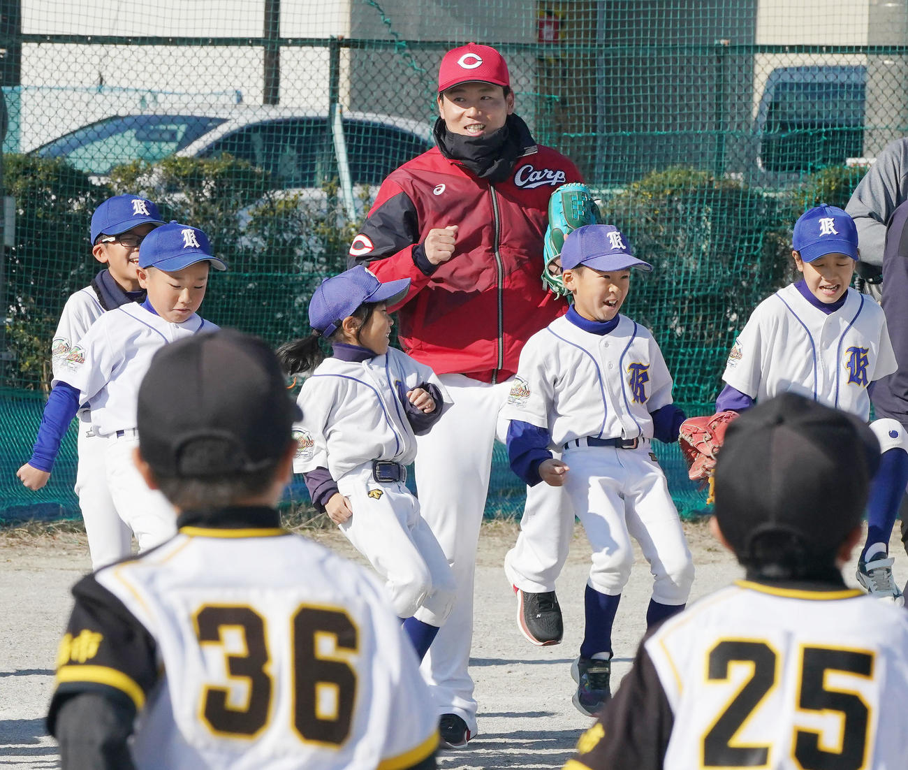 野球教室に参加し子どもたちとトレーニングをする栗林（中央・奥）（撮影・森本幸一）