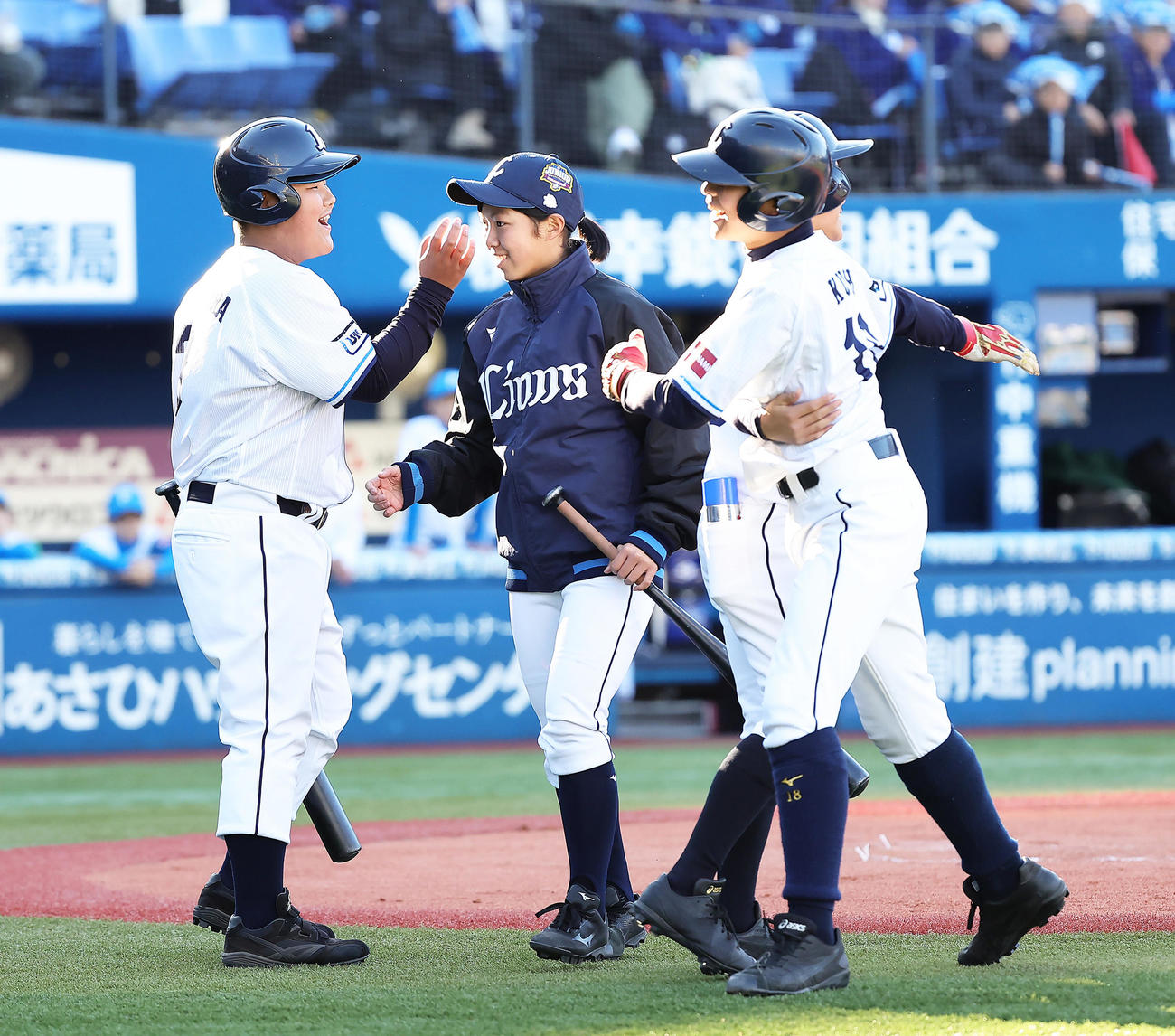西武ジュニア対日本ハムジュニア　2回表西武ジュニア無死一塁、先制2点本塁打の工藤（右端）を笑顔で迎える中村（左端）（撮影・足立雅史）