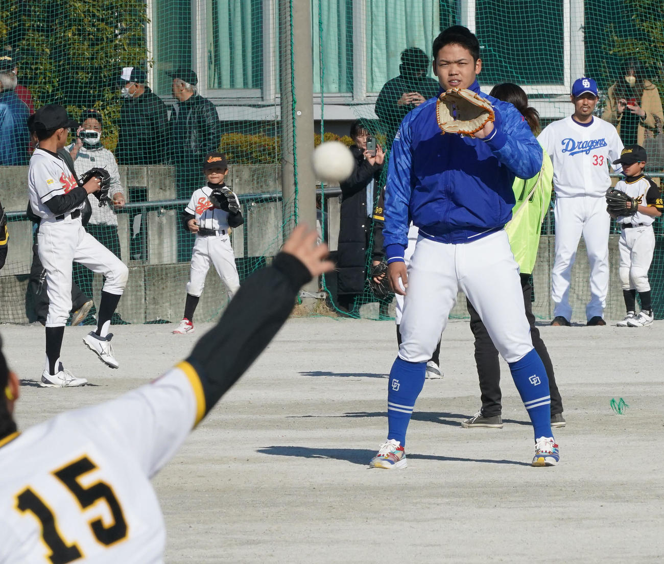野球教室に参加し子どもたちとキャッチボールをする根尾（撮影・森本幸一）