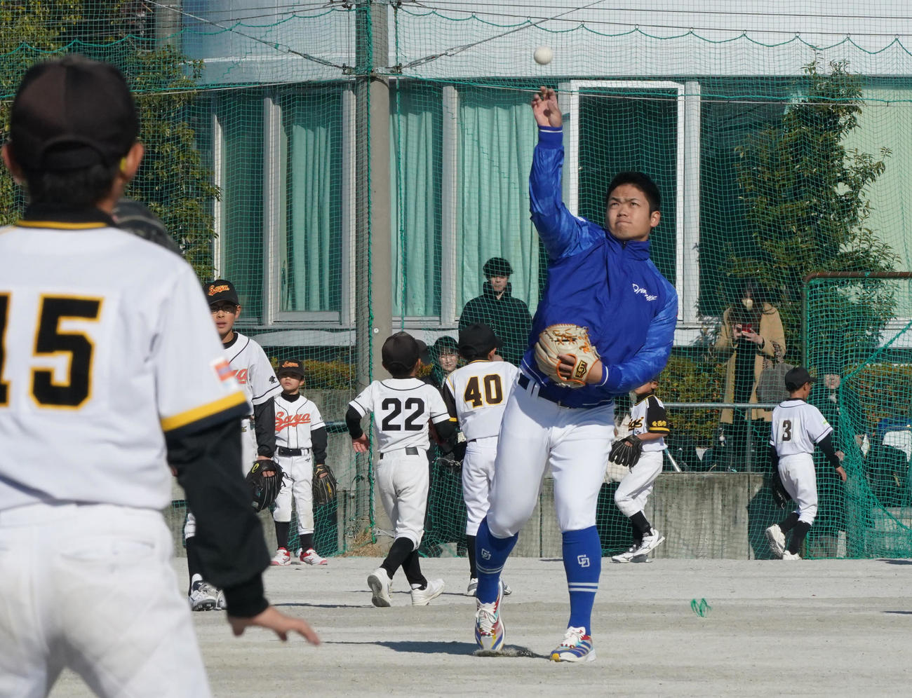 野球教室に参加し子どもたちとキャッチボールをする根尾（撮影・森本幸一）
