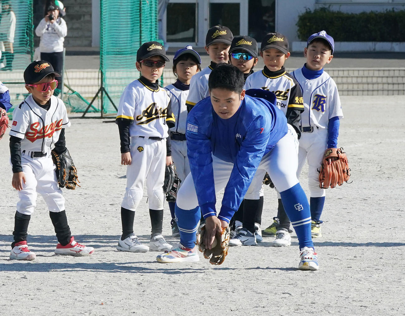 野球教室に参加し子どもたちにゴロ捕球を実戦しアド倍数「アドバイスをする根尾（中央）（撮影・森本幸一）