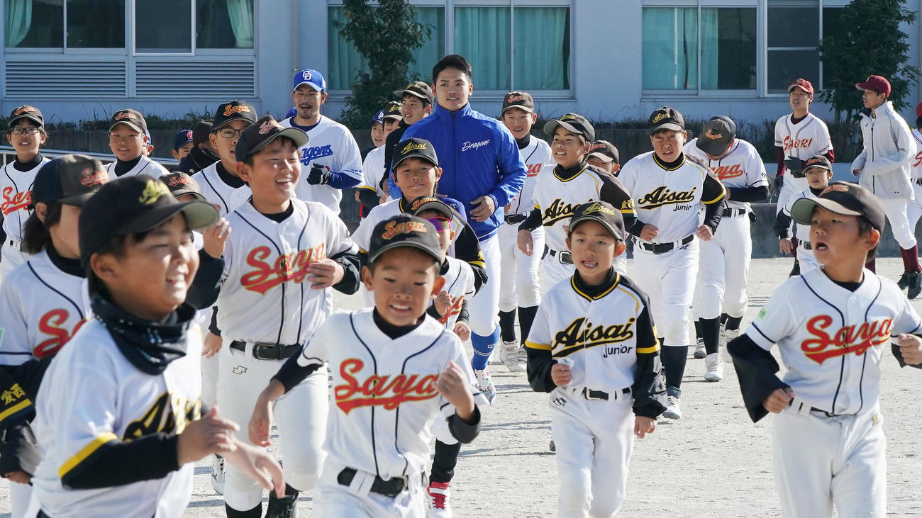 野球教室に参加し子どもたちとランニングをする根尾（中央）（撮影・森本幸一）