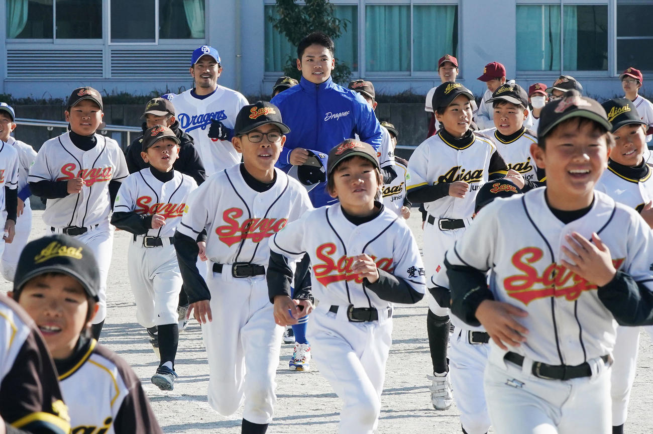 野球教室に参加し子どもたちとランニングをする根尾（中央）（撮影・森本幸一）