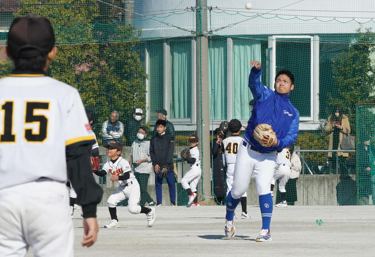 野球教室に参加し子どもたちとキャッチボールをする根尾（右）（撮影・森本幸一）