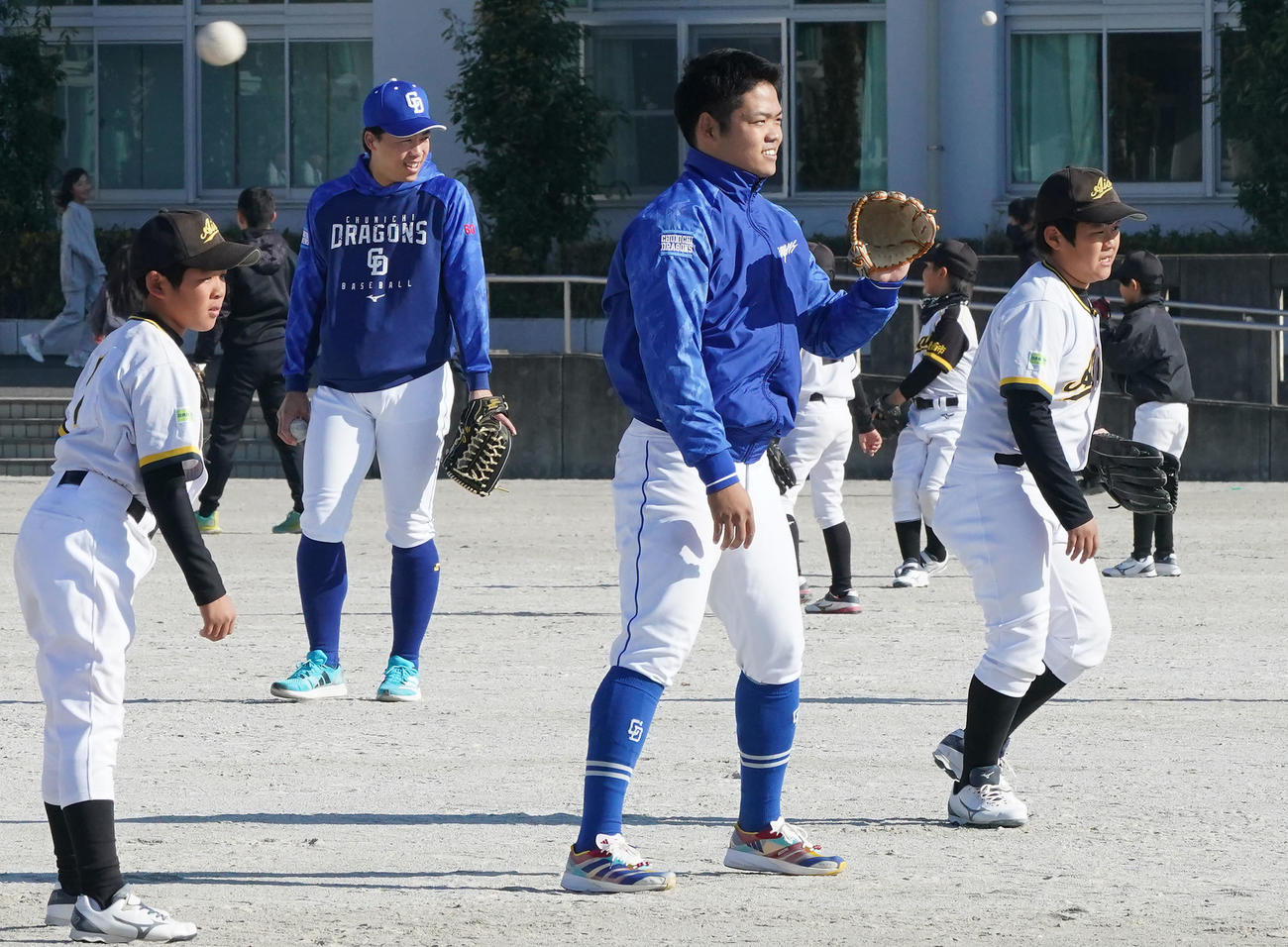 野球教室に参加し子どもたちとキャッチボールをする根尾（中央）中央左は岡林勇希（撮影・森本幸一）