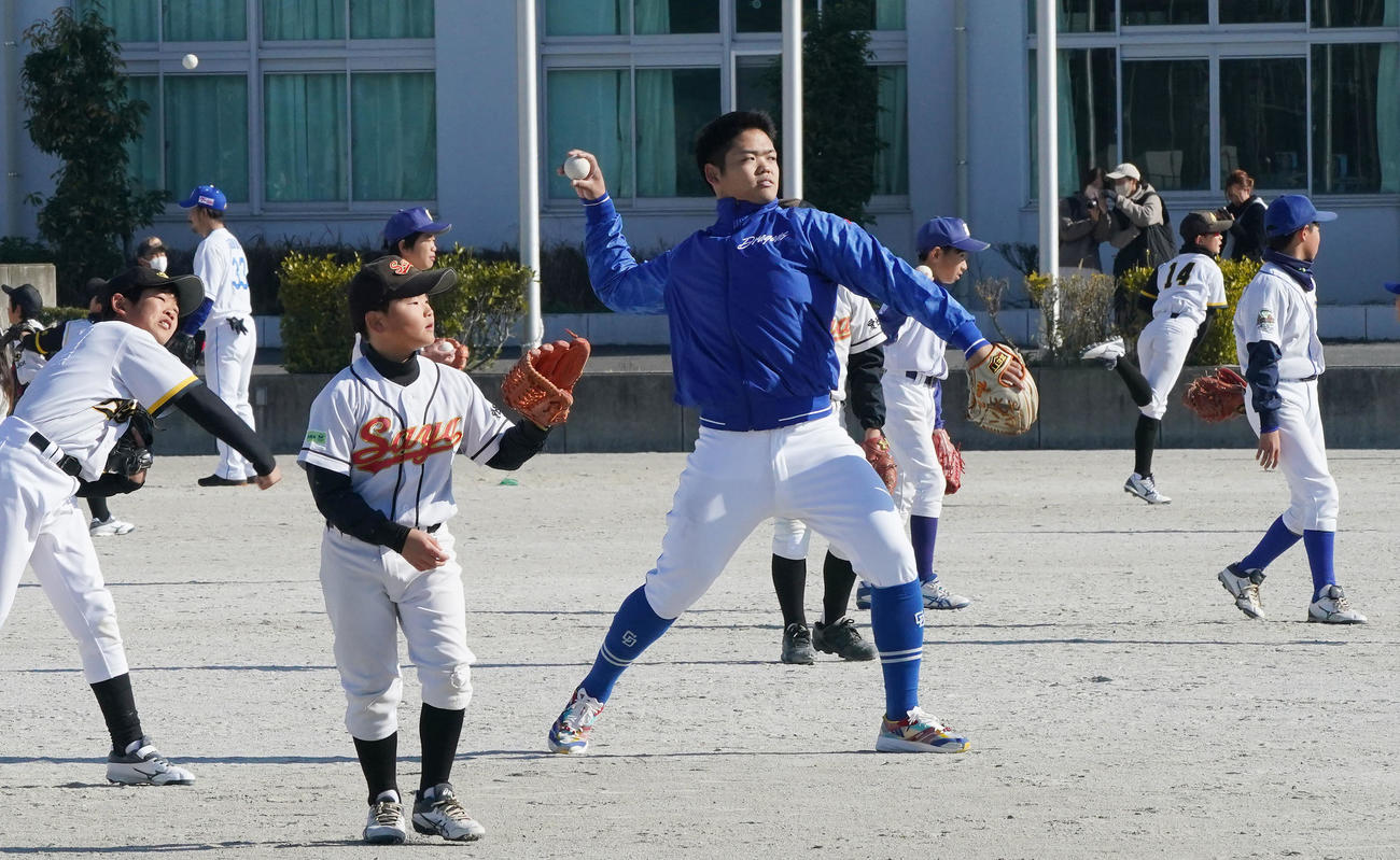 野球教室に参加し子どもたちとキャッチボールをする根尾（中央）（撮影・森本幸一）