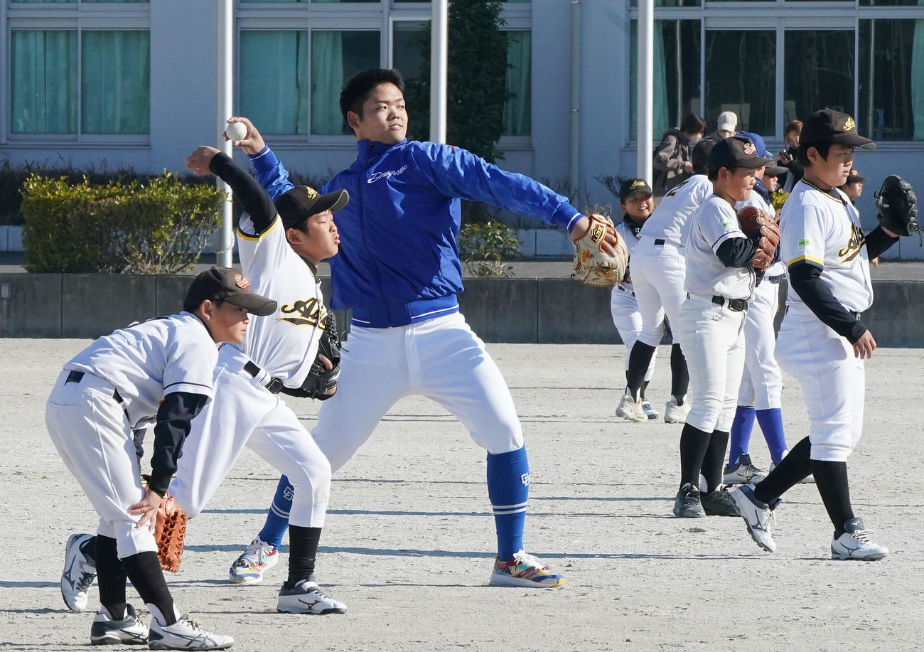 野球教室に参加し子どもたちとキャッチボールをする根尾（中央）（撮影・森本幸一）