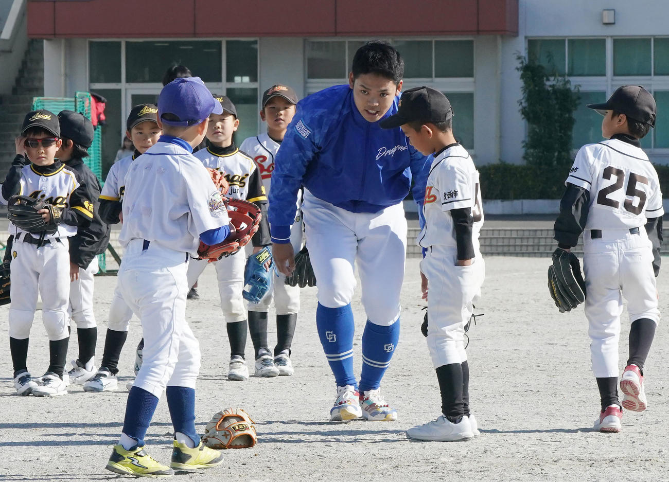 野球教室に参加し子どもたちにゴロ捕球のアドバイスをする根尾（中央）（撮影・森本幸一）