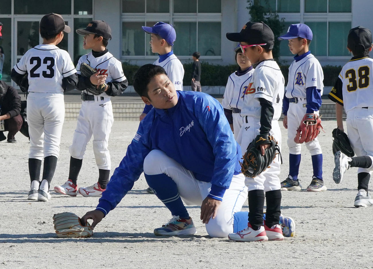 野球教室に参加し子どもたちにゴロ捕球のアドバイスをする根尾（中央）（撮影・森本幸一）