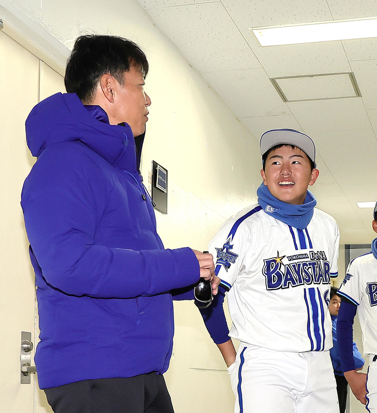 試合後、談笑する侍ジャパン井端監督（左）と長男のDeNAジュニア巧（撮影・足立雅史）