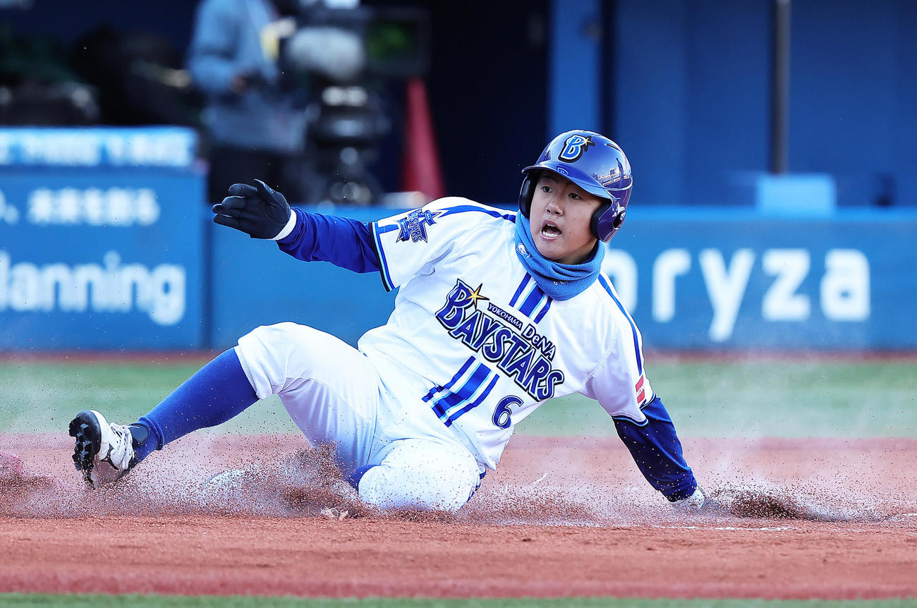 広島ジュニア対DeNAジュニア　2回裏DeNAジュニア無死一、三塁、内野ゴロの間に生還する三塁走者井端巧（撮影・足立雅史）