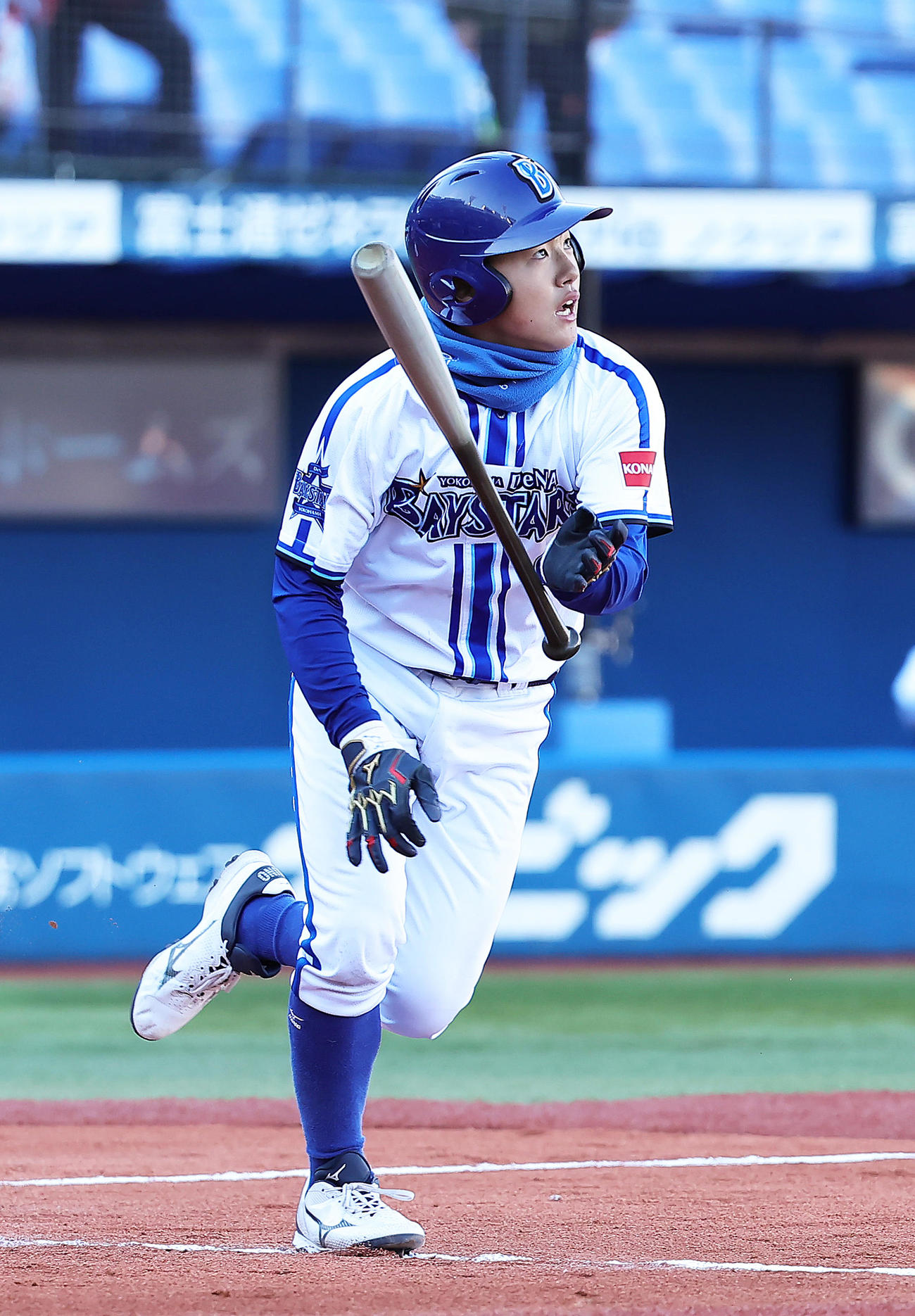 広島ジュニア対DeNAジュニア　2回裏DeNAジュニア無死一塁、井端巧は二塁打を放つ（撮影・足立雅史）