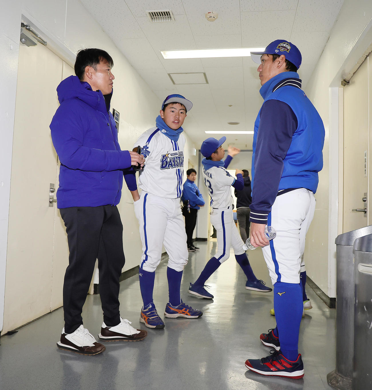 試合後、談笑する、左から侍ジャパン井端監督と長男のDeNAジュニア巧、荒波監督（撮影・足立雅史）