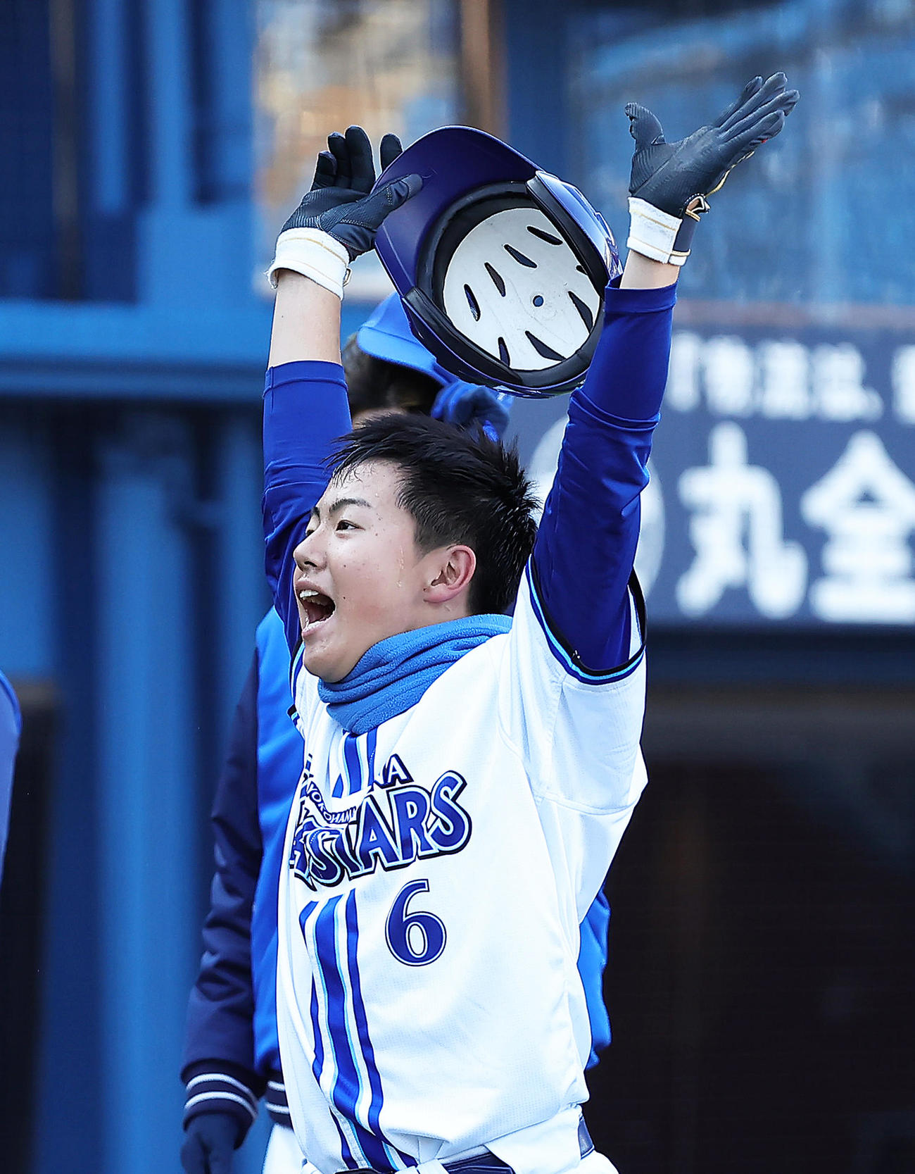 広島ジュニア対DeNAジュニア　チームのサヨナラ勝ちをバンザイで喜ぶDeNAジュニア井端巧（撮影・足立雅史）