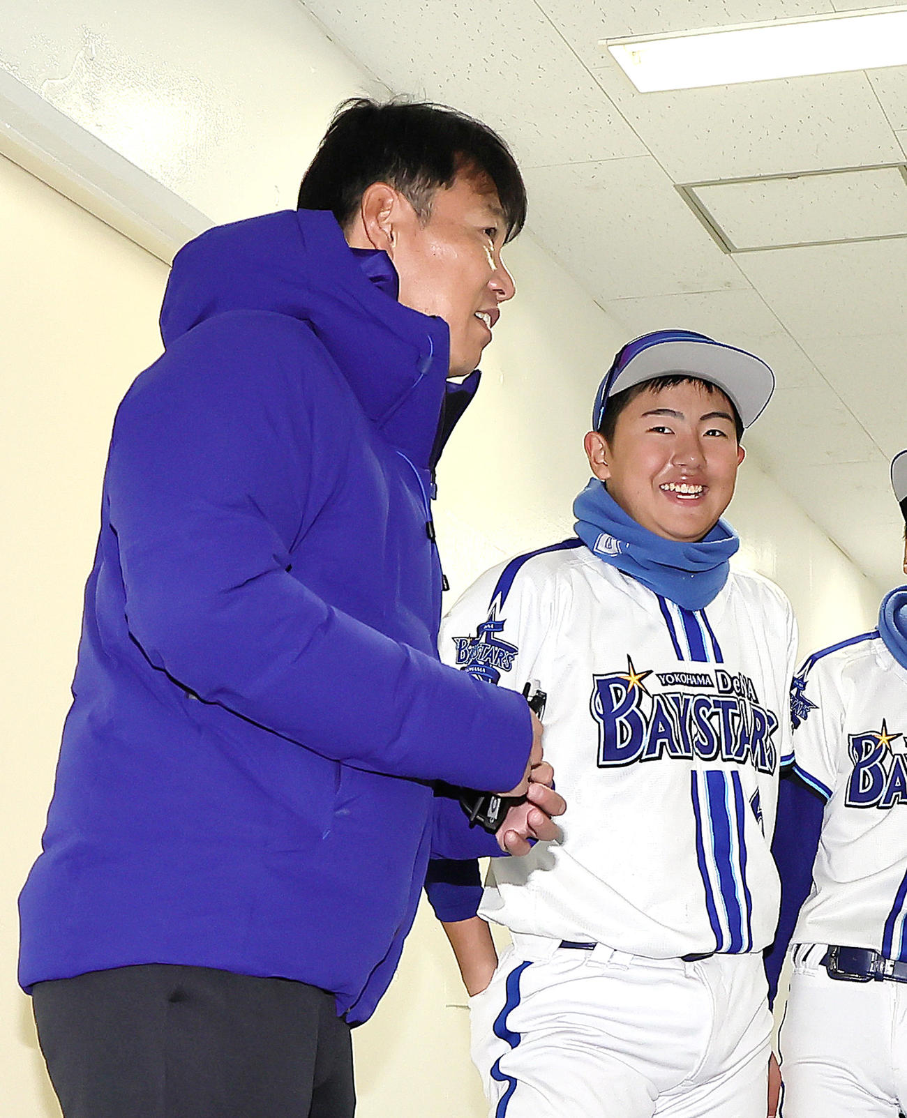 試合後、談笑する侍ジャパン井端監督（左）と長男のDeNAジュニア巧（撮影・足立雅史）