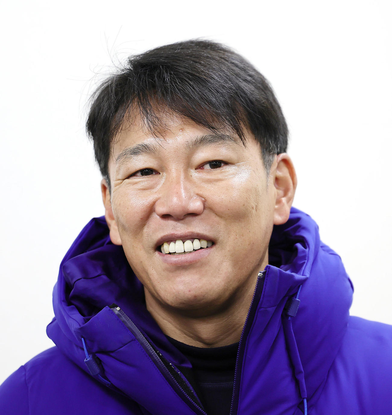 広島ジュニア対DeNAジュニアの観戦に訪れ、笑顔で試合を振り返る侍ジャパン井端監督（撮影・足立雅史）