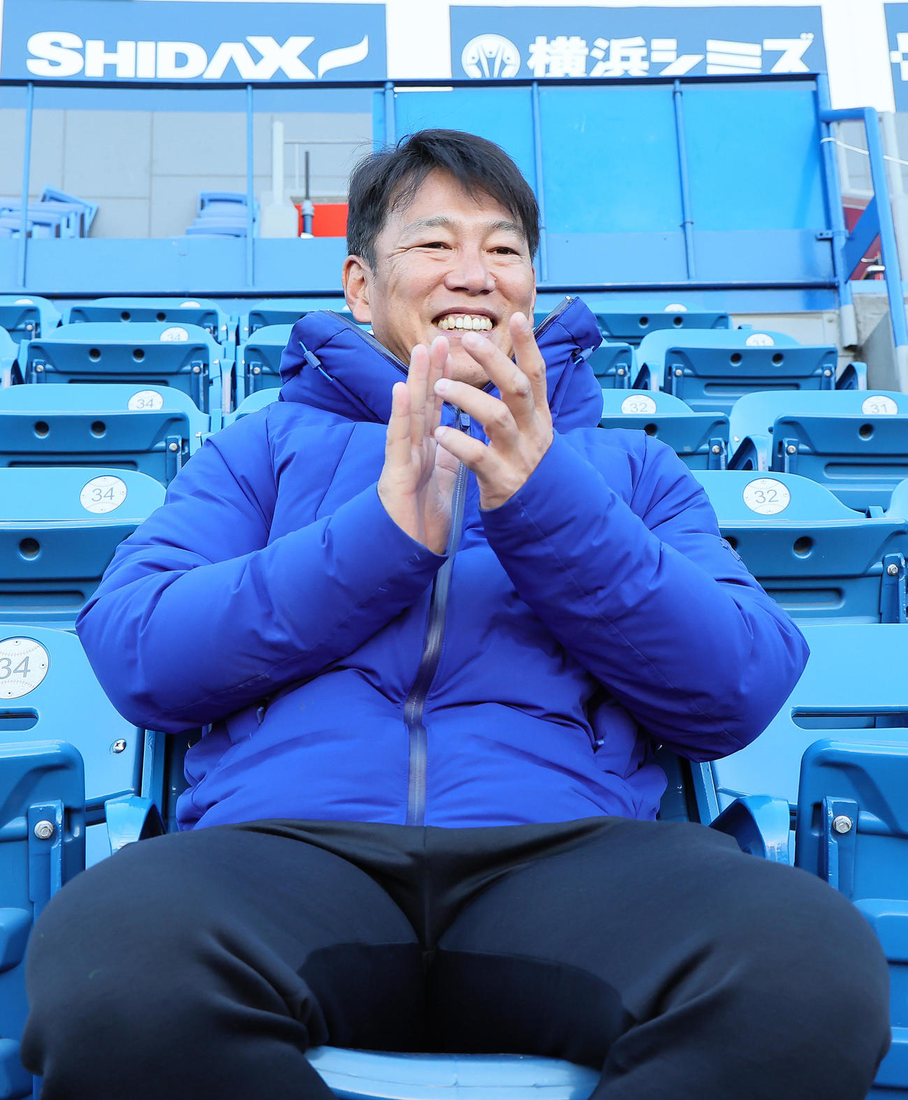 広島ジュニア－DeNAジュニア戦の観戦に訪れ、笑顔を見せる侍ジャパン井端監督（撮影・足立雅史）