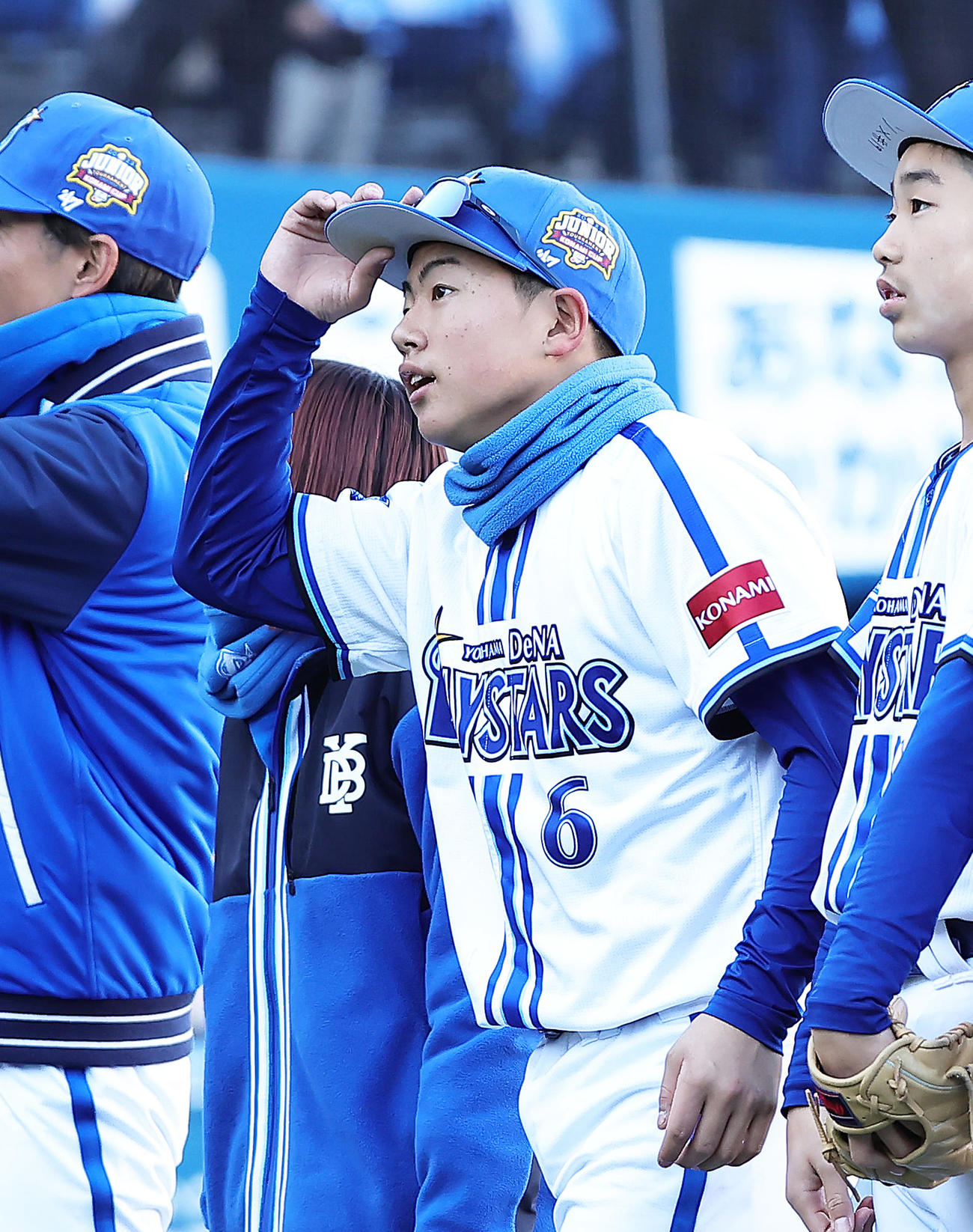 広島ジュニア対DeNAジュニア　試合前、スタンドにあいさつするDeNAジュニア井端巧（撮影・足立雅史）