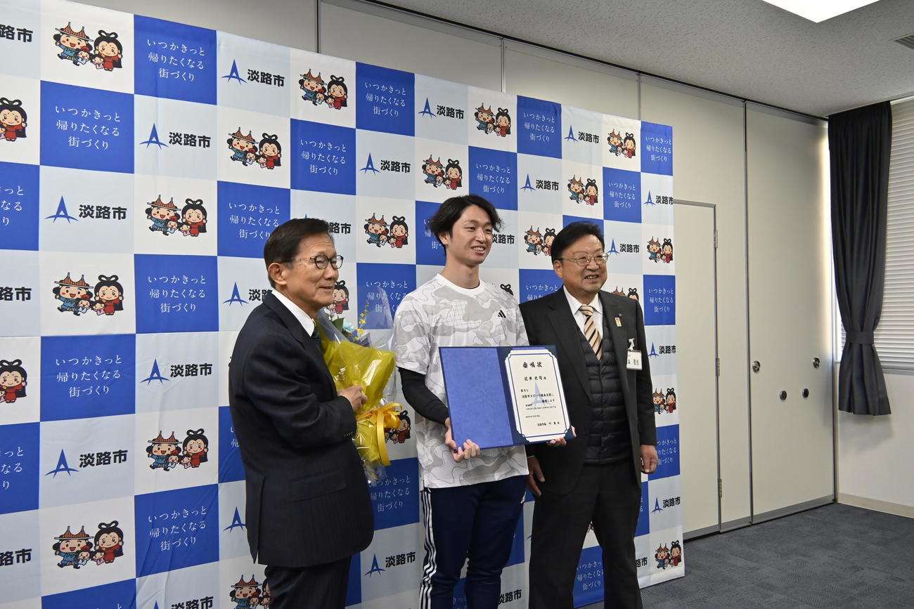 阪神の近本光司外野手は門康彦淡路市長（左）から淡路市スポーツ親善大使の委嘱状を受け取り、山本哲也教育長とともに記念撮影におさまる（淡路市提供）＝2023年12月26日