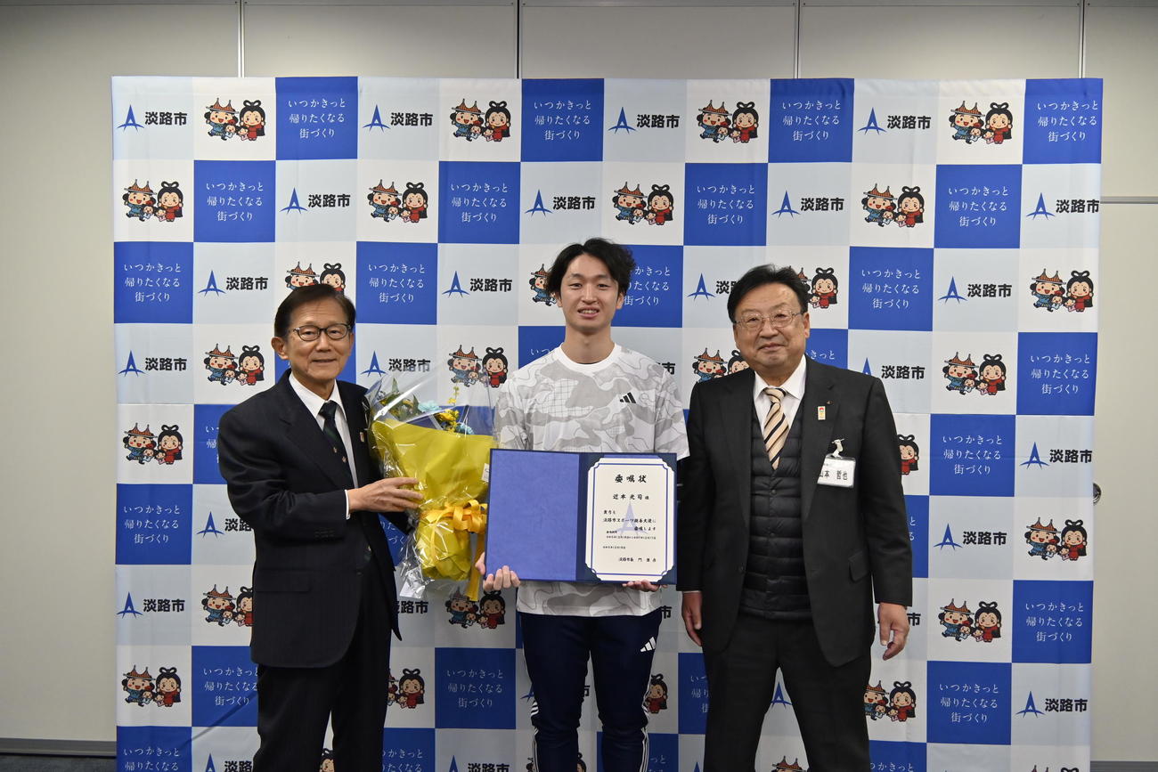 阪神の近本光司外野手は門康彦淡路市長（左）から淡路市スポーツ親善大使の委嘱状を受け取り、山本哲也教育長とともに記念撮影におさまる（淡路市提供）＝2023年12月26日