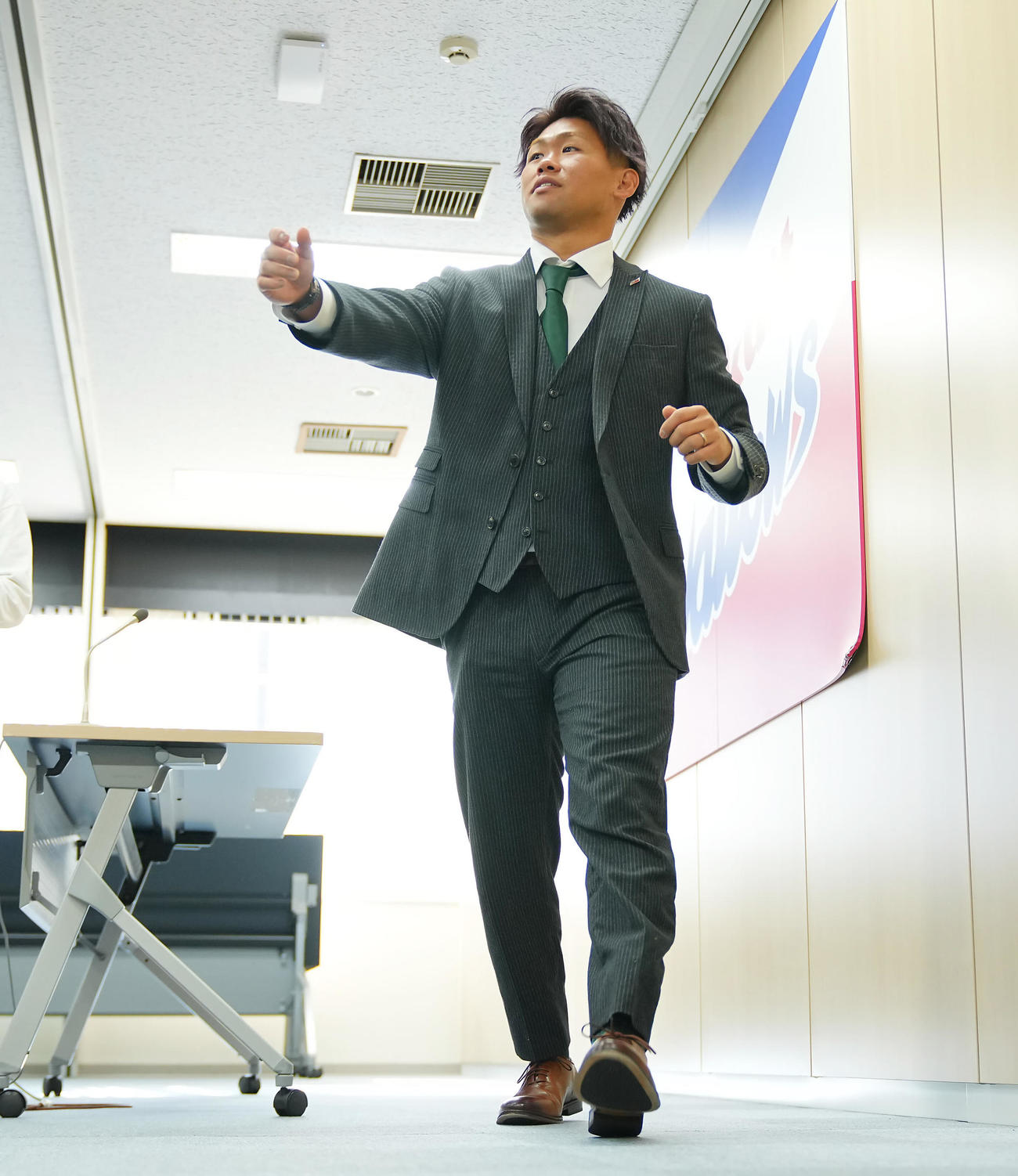 契約を更改し会見を終えたヤクルト田口（撮影・垰建太）