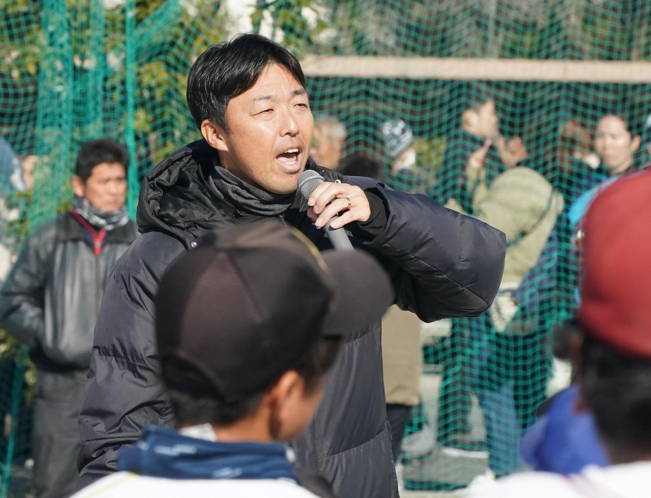 野球教室に参加し子どもたちにアドバイスをする吉見投手コーチ（撮影・森本幸一）