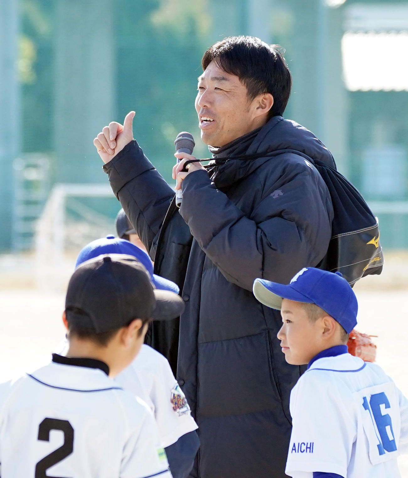 （野球教室に参加し子どもたちにアドバイスをする日本代表・吉見一起投手コーチ（中央）撮影・森本幸一）