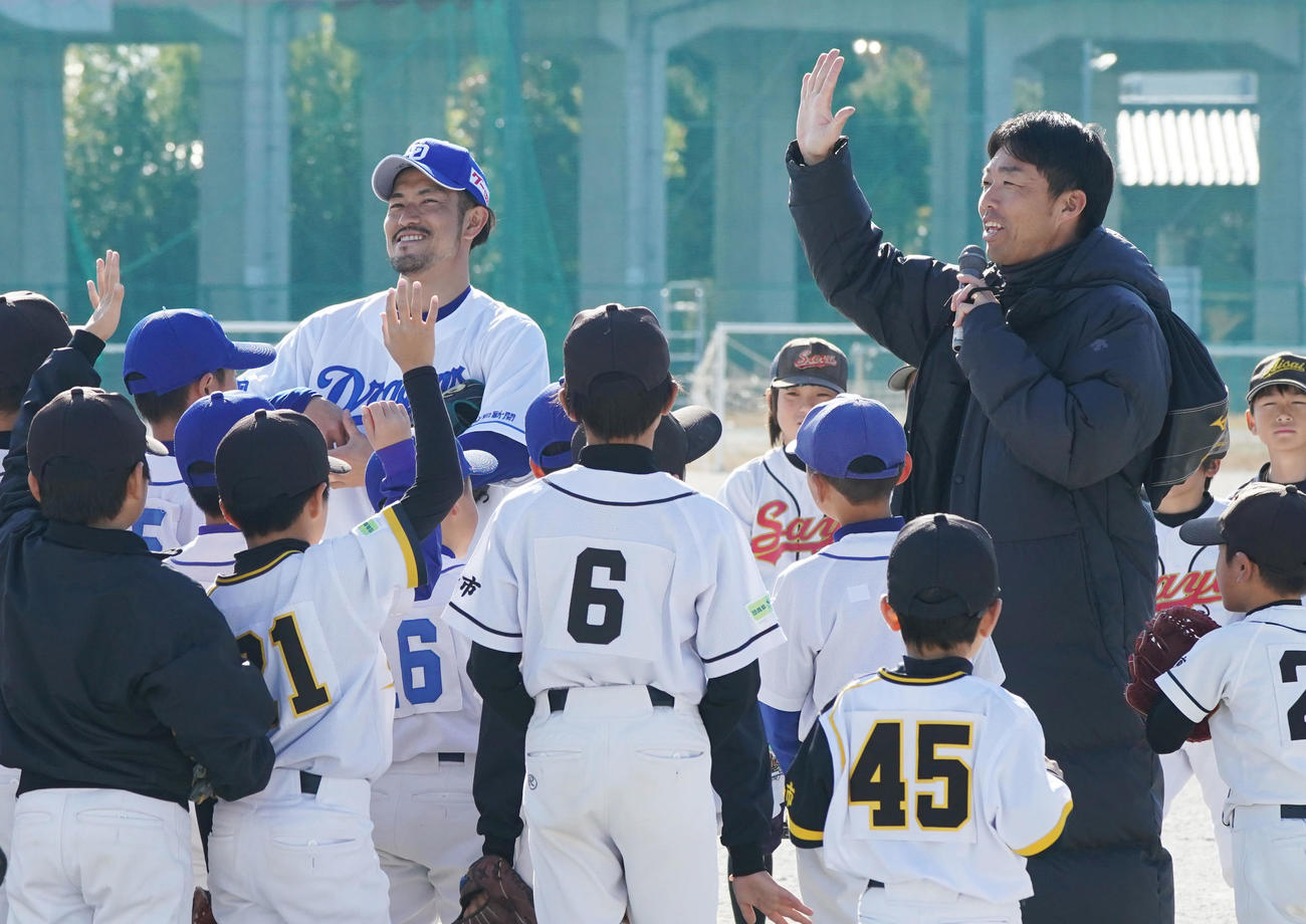 野球教室に参加し子どもたちにアドバイスをする日本代表・吉見投手コーチ（右）（撮影・森本幸一）