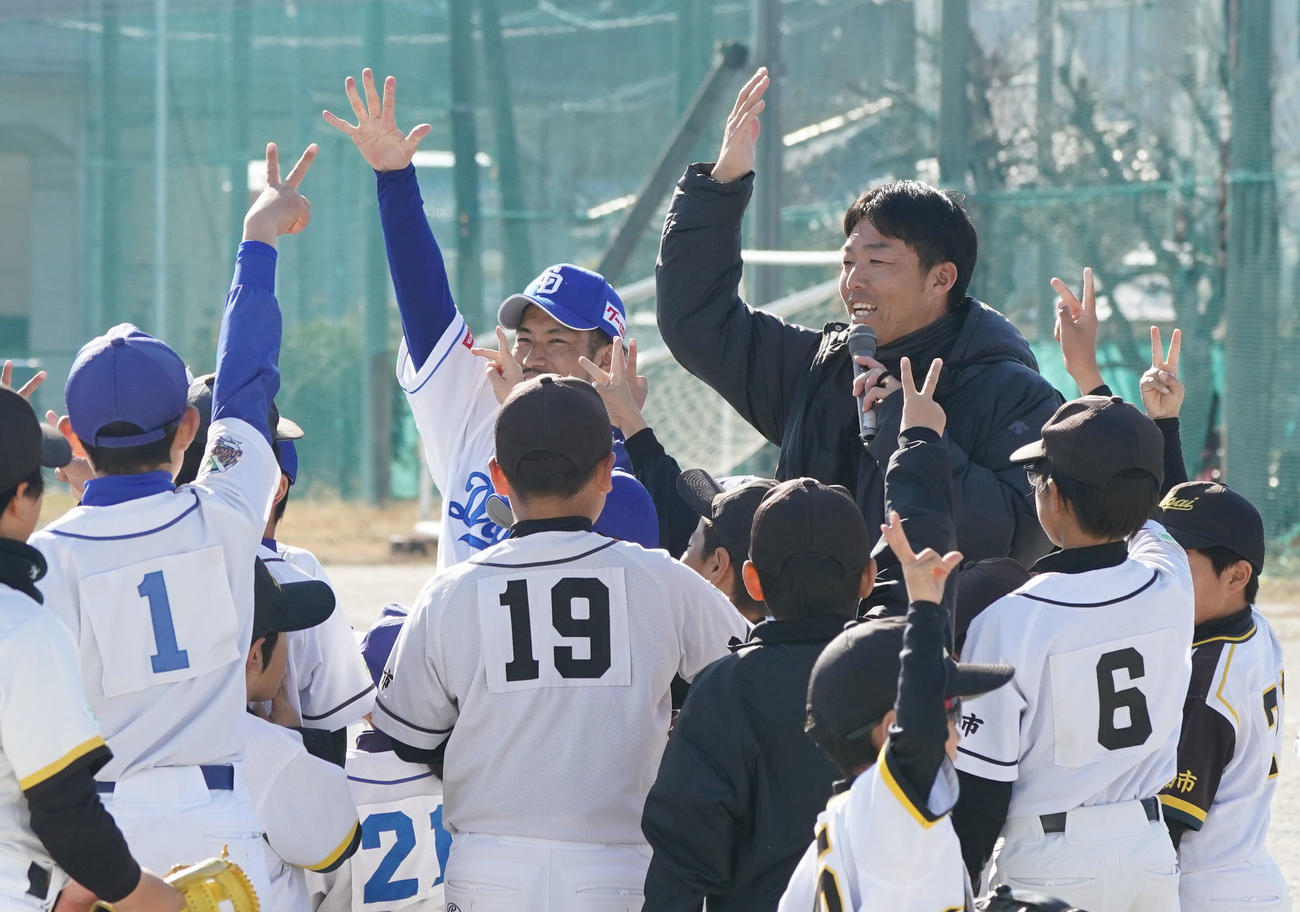 野球教室に参加し子どもたちにアドバイスをする日本代表・吉見投手コーチ（奥・右）（撮影・森本幸一）