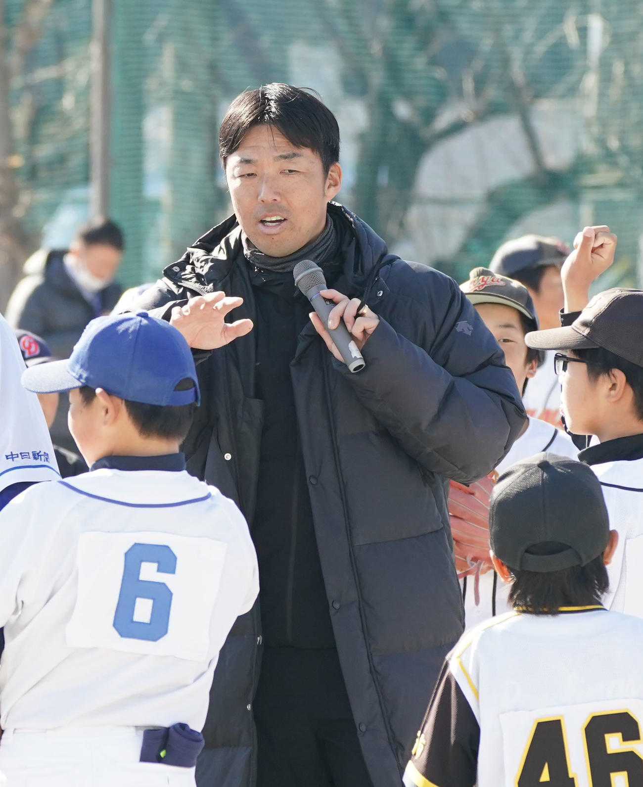 野球教室に参加し子どもたちにアドバイスをする日本代表・吉見投手コーチ（中央）（撮影・森本幸一）