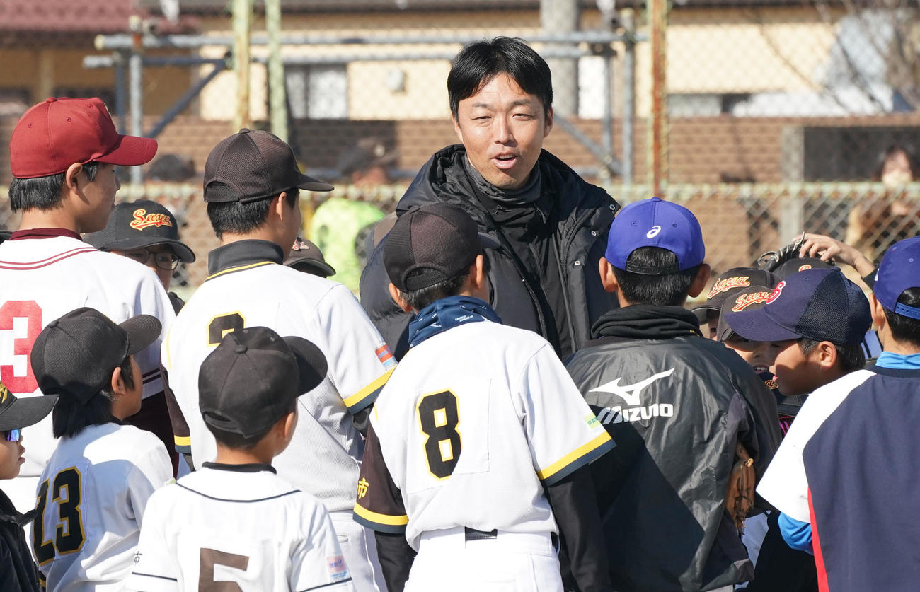 野球教室に参加し子どもたちにアドバイスをする日本代表・吉見投手コーチ（中央）（撮影・森本幸一）