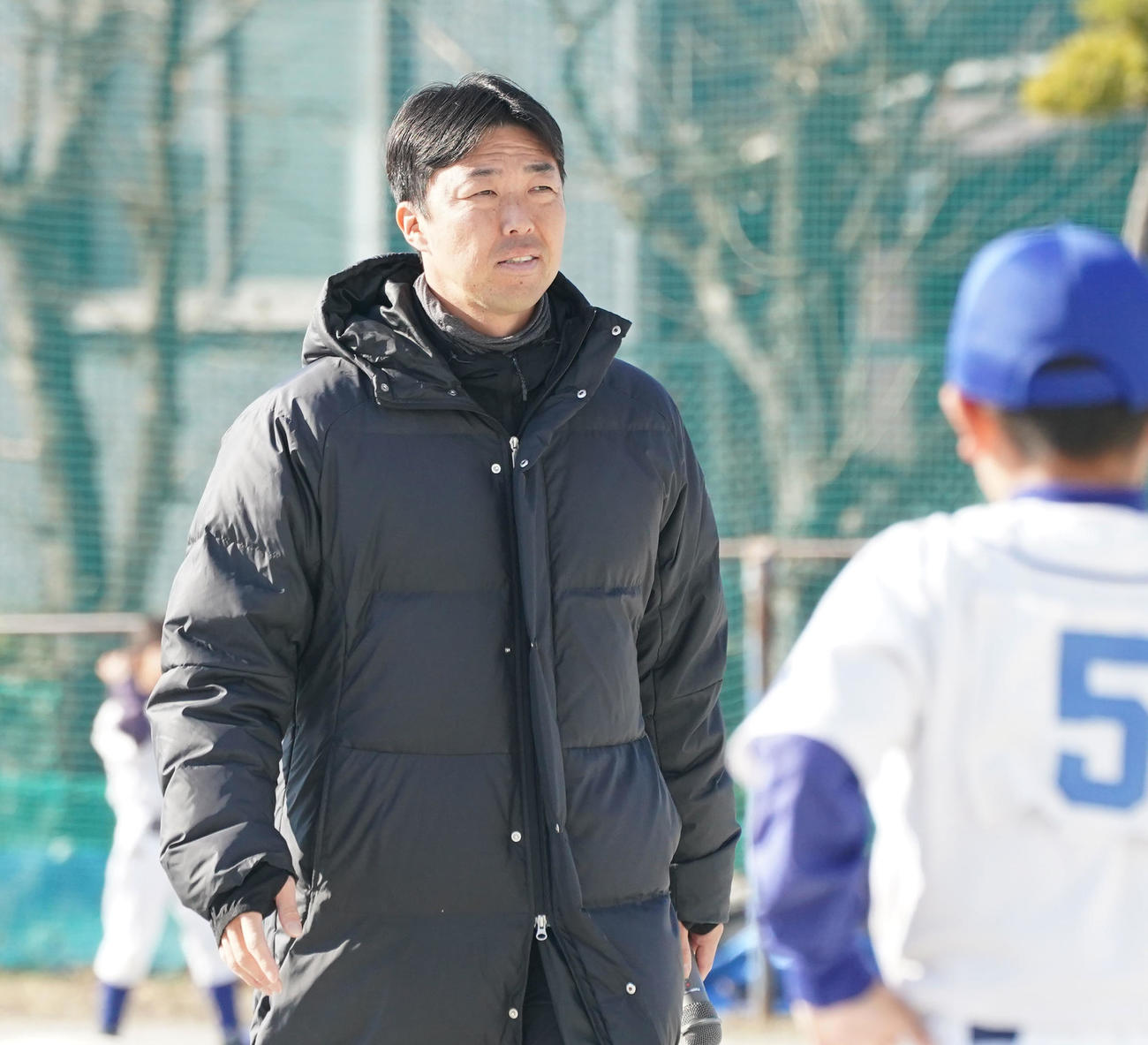 野球教室に参加し子どもたちを見つめる日本代表・吉見投手コーチ（撮影・森本幸一）
