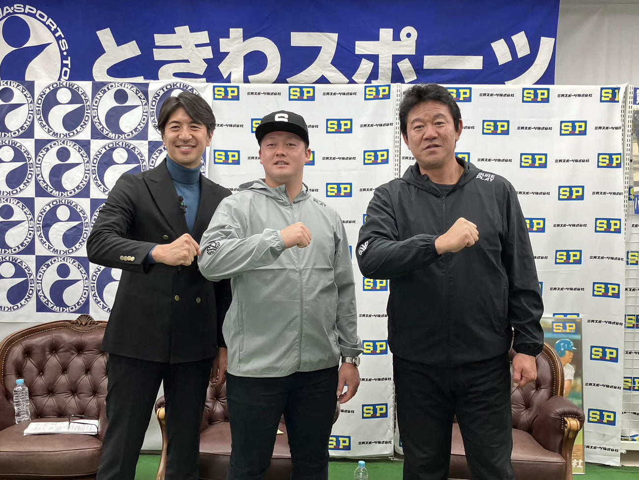 横浜市内で行われた「シュアプレイ　presents 2023　野球教室＆トークセッション」に参加したDeNA牧（中央）と鈴木打撃コーチ（右）。左は田中大貴アナウンサー（撮影・久保賢吾）
