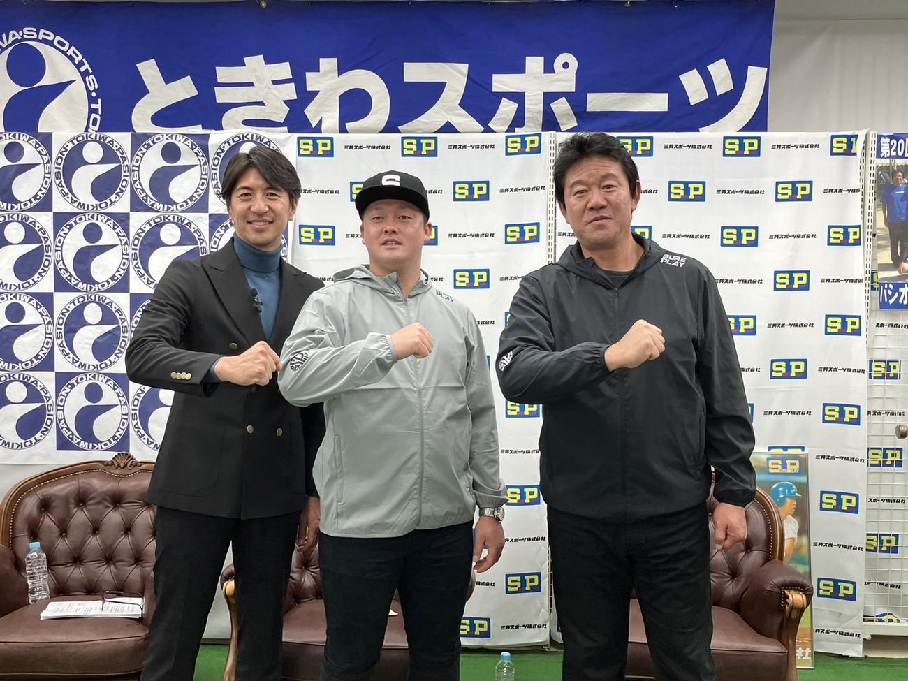横浜市内で行われた「シュアプレイ　presents 2023　野球教室＆トークセッション」に参加したDeNA牧と鈴木打撃コーチ（撮影・久保賢吾）