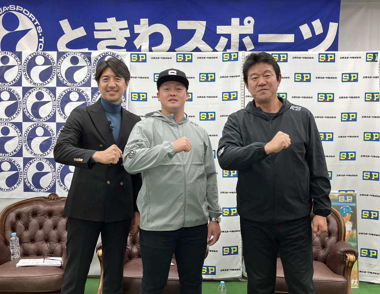 横浜市内で行われた「シュアプレイ　presents 2023　野球教室＆トークセッション」に参加したDeNA牧と鈴木打撃コーチ（撮影・久保賢吾）