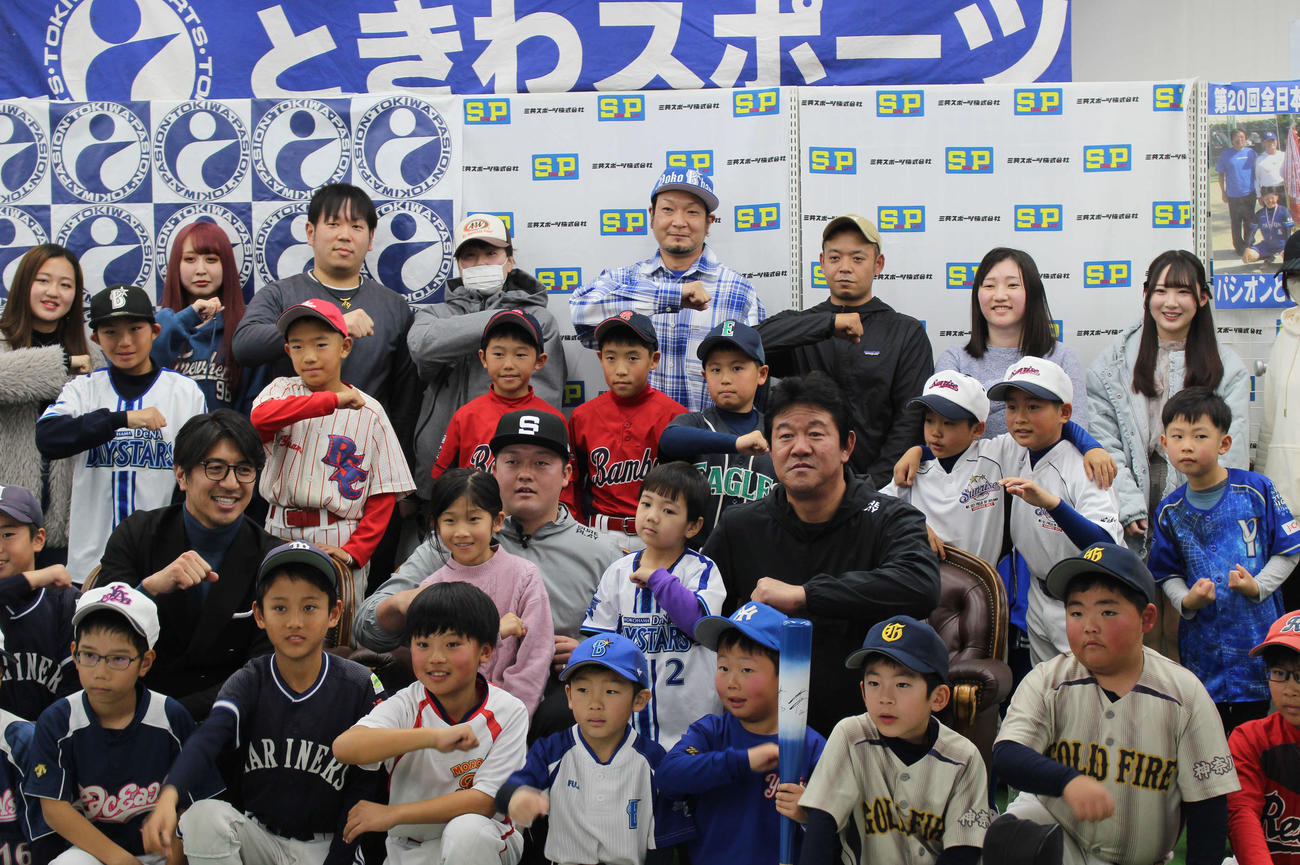 横浜市内で行われた「シュアプレイ　presents 2023　野球教室＆トークセッション」に参加したDeNA牧と鈴木打撃コーチ（撮影・久保賢吾）