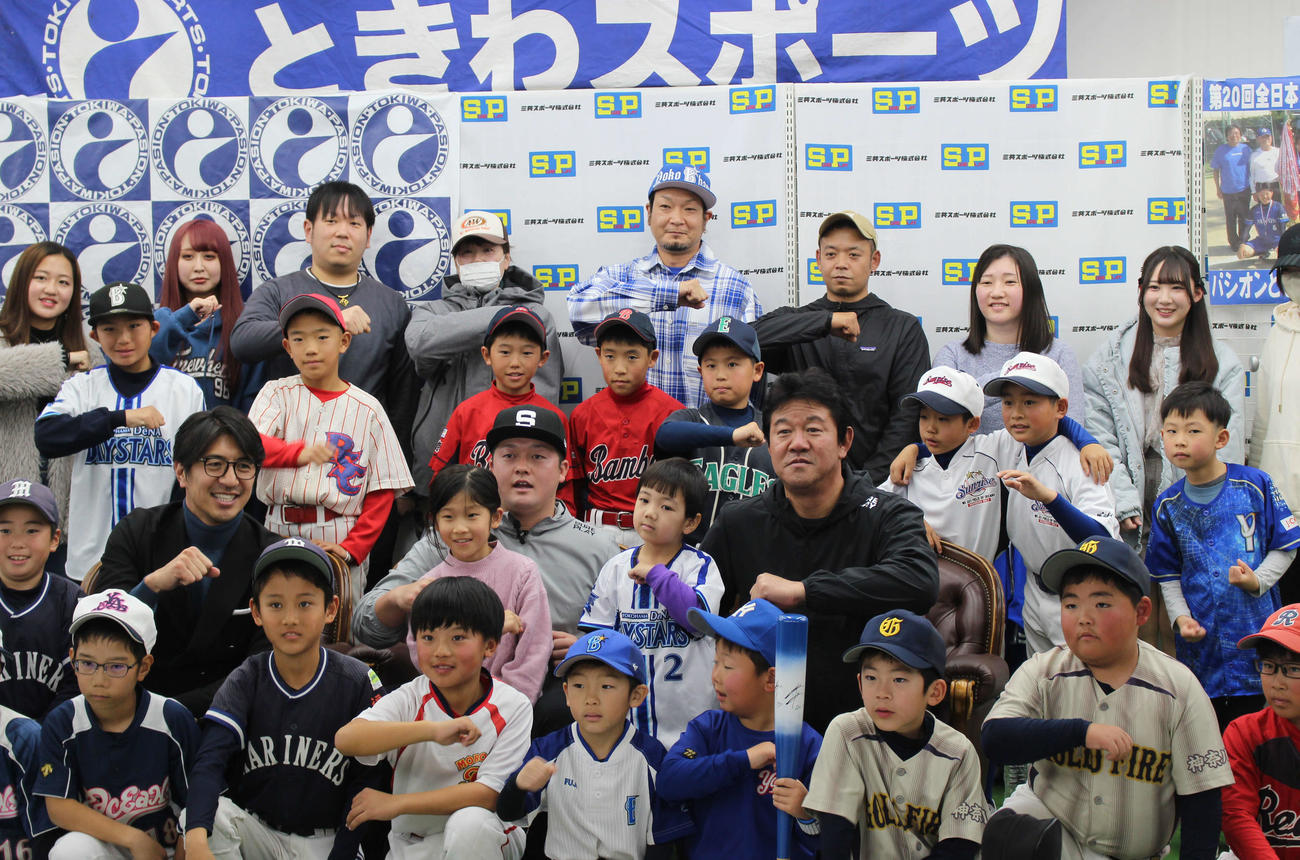 横浜市内で行われた「シュアプレイ　presents 2023　野球教室＆トークセッション」に参加したDeNA牧と鈴木打撃コーチ（撮影・久保賢吾）