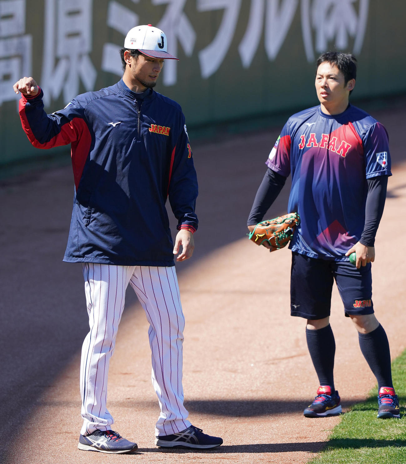 全体練習後、松井（右）にトレーニングを教えるダルビッシュ（2023年２月撮影）