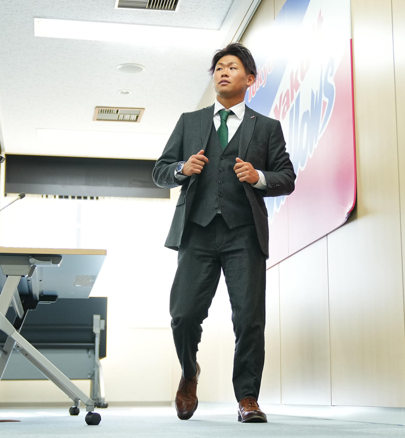 契約を更改し会見を終えたヤクルト田口（撮影・垰建太）