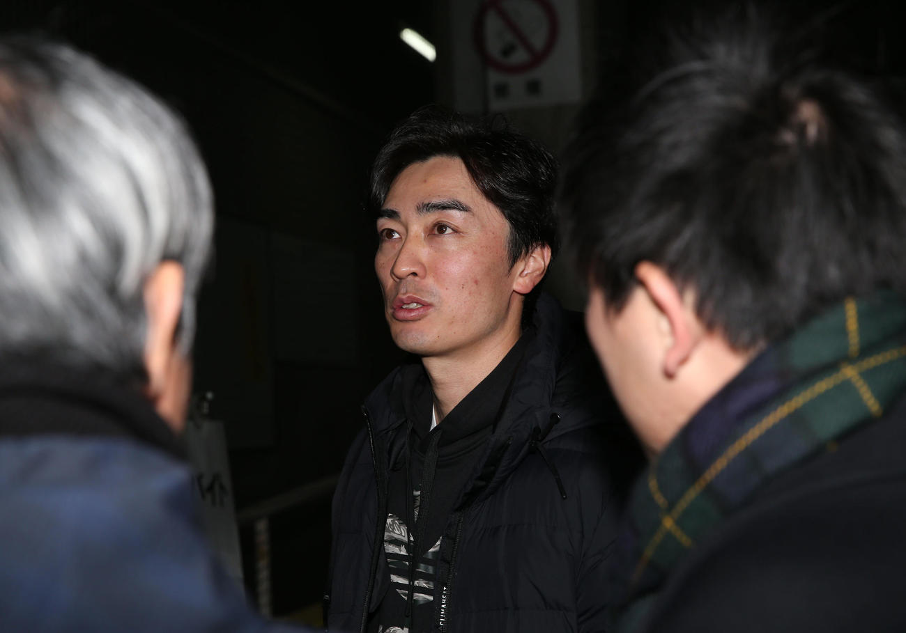 囲み取材に応じる和田（撮影・冨田成美）