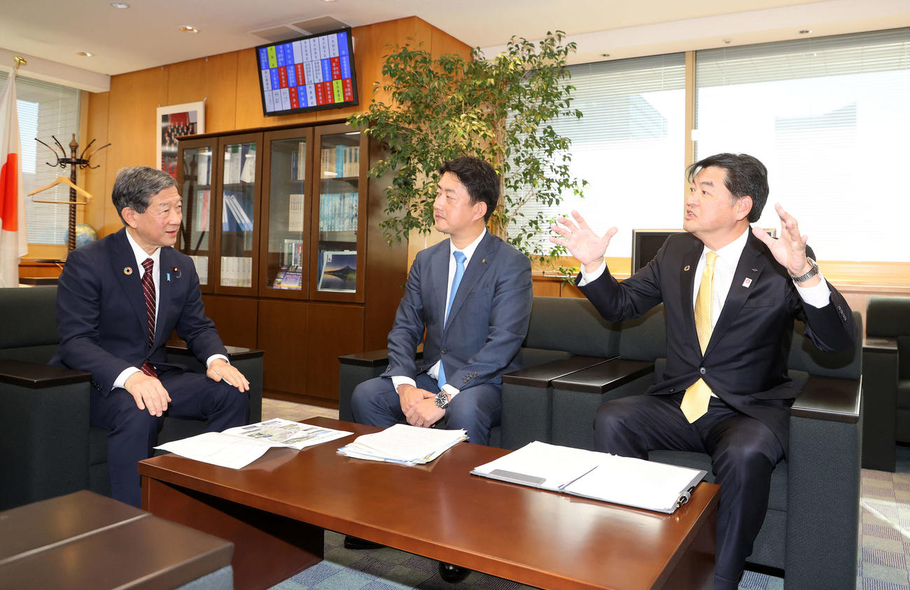 対談する、左から伊藤環境大臣、松本尼崎市長、久須阪神電気鉄道社長（撮影・鈴木正人）