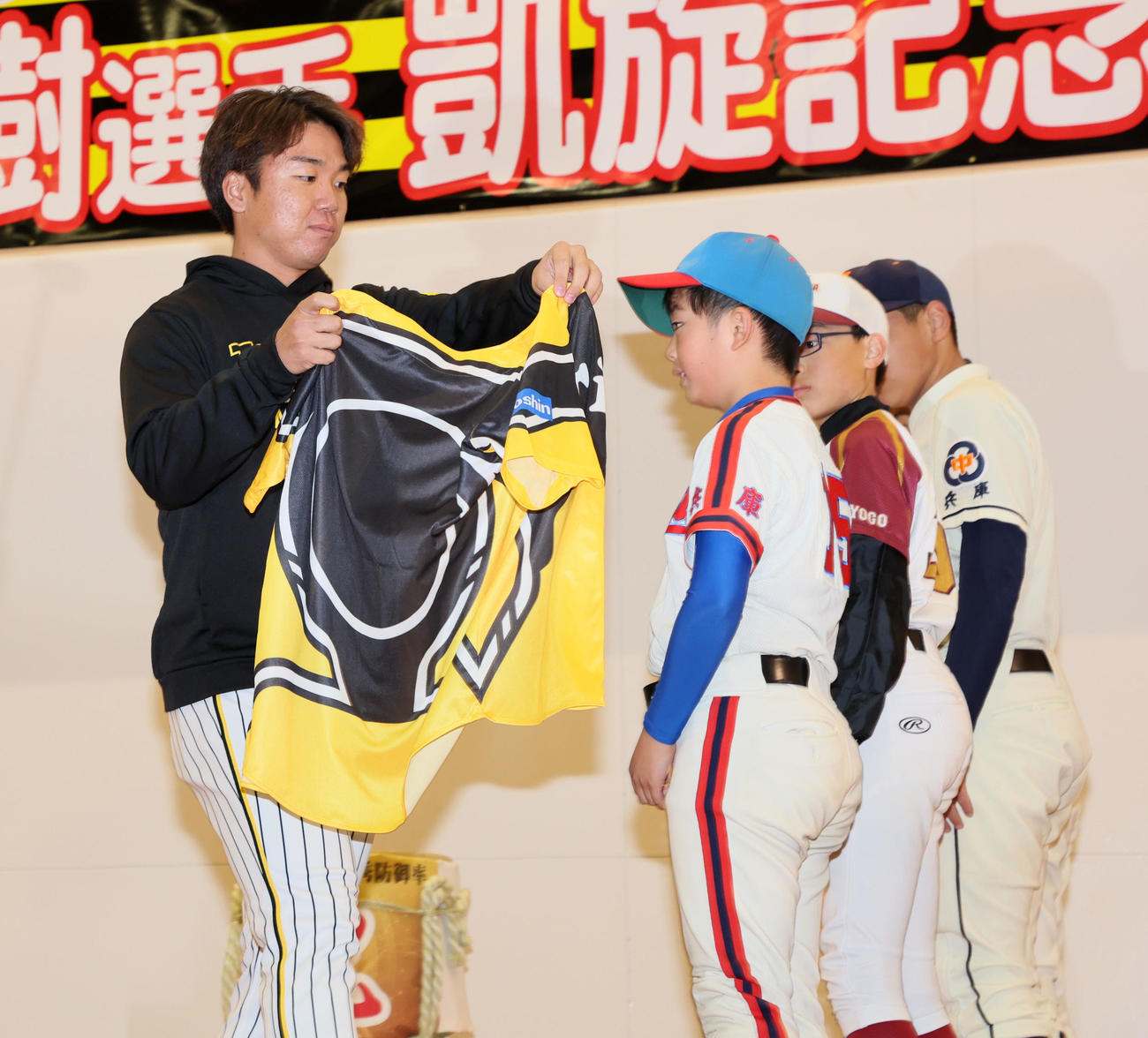 地元で凱旋記念祝賀会が行われ少年野球チームのナイン代表者へプレゼントを手渡す村上（撮影・加藤哉）