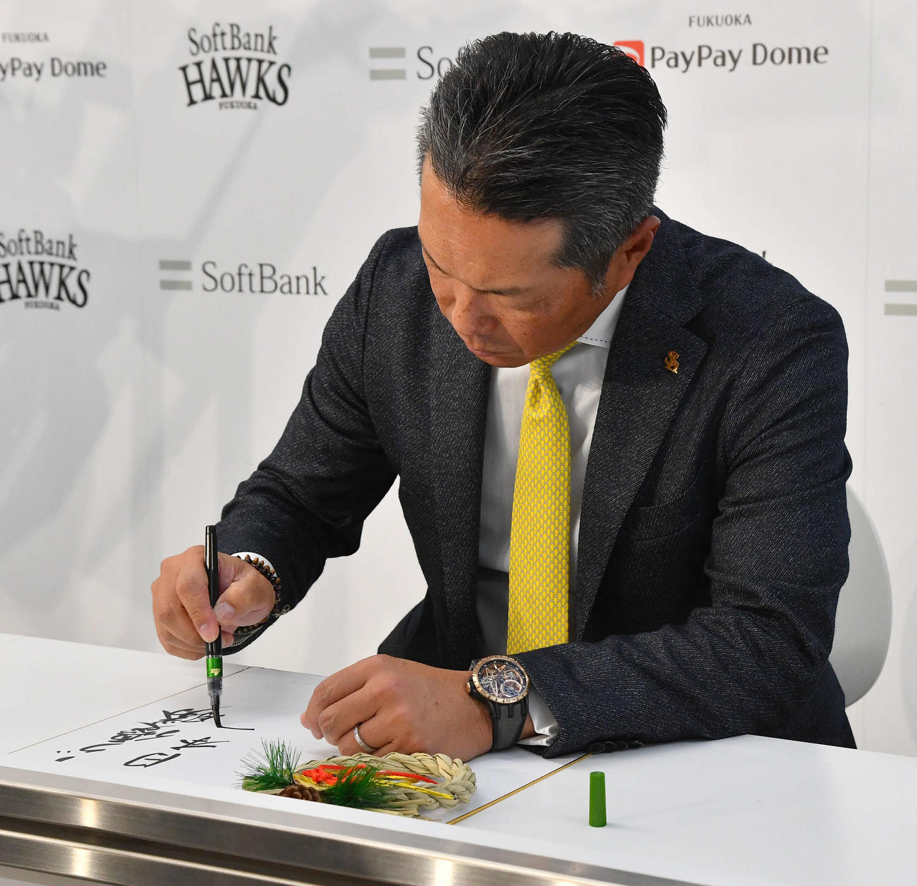 今季の目標を色紙に「リーグ優勝、日本一」と力強く記すソフトバンク小久保監督（撮影・岩下翔太）