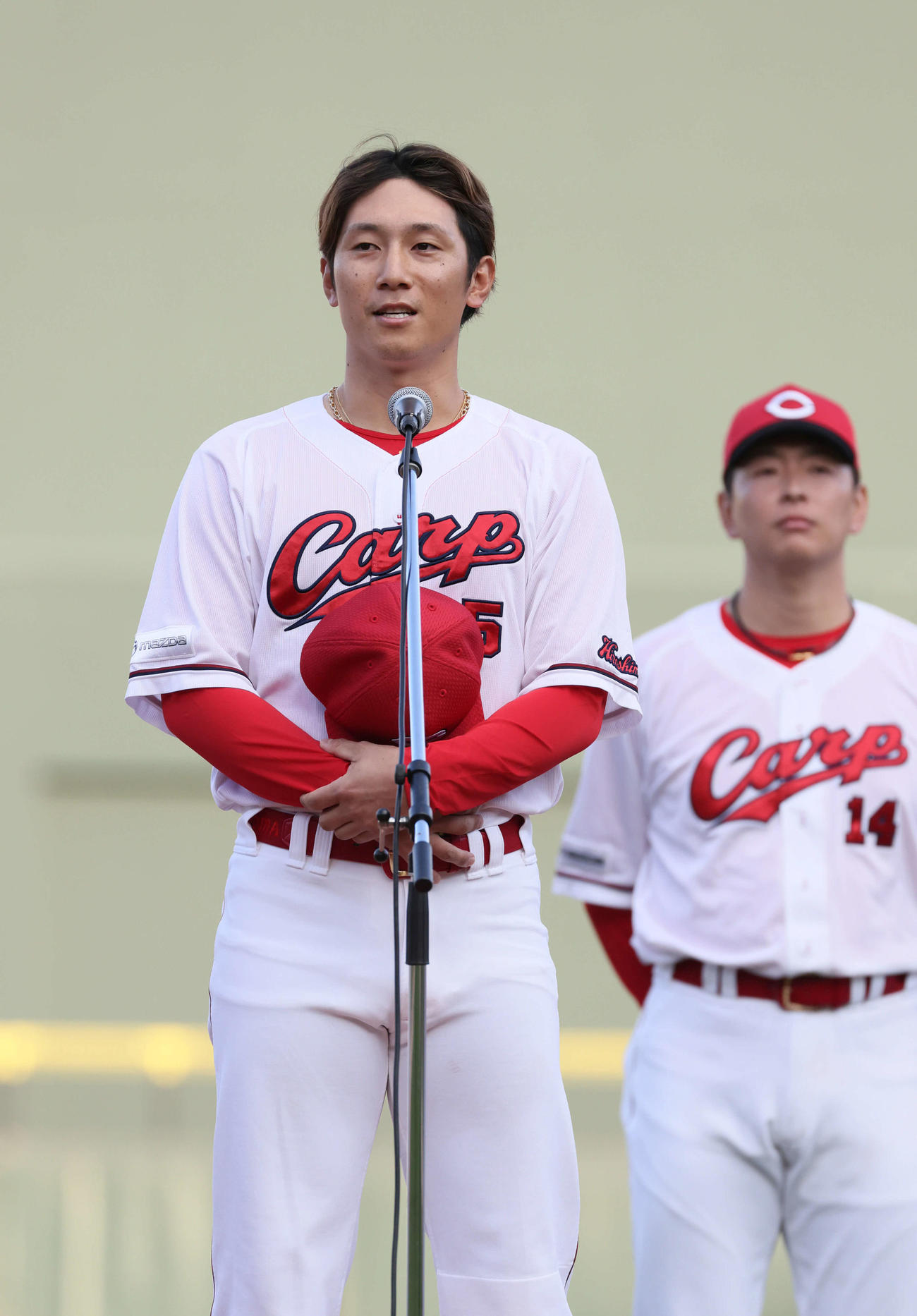 11月23日、広島ファン感謝デーでオリックスにFA移籍の西川があいさつする