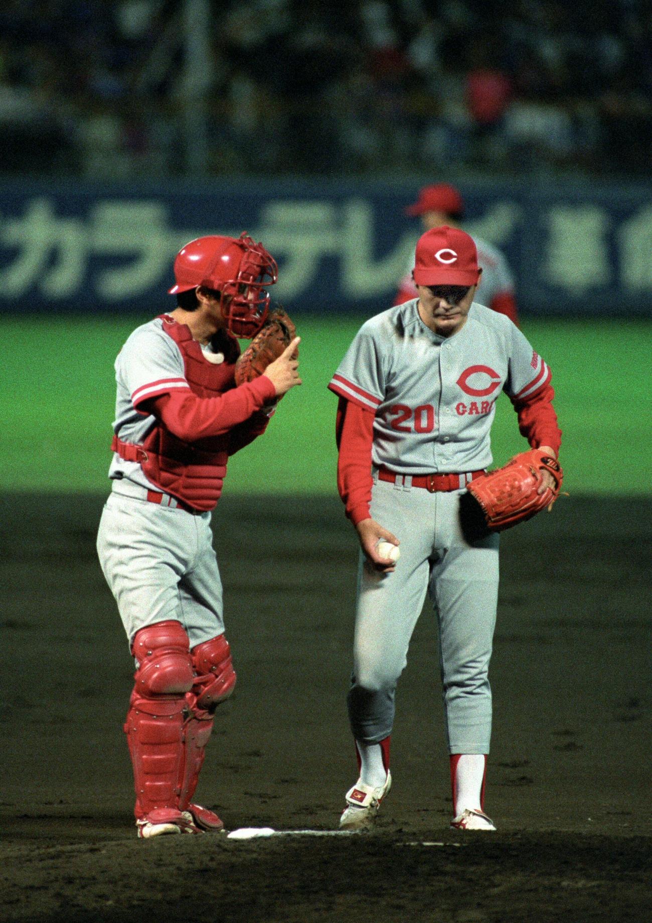 1991年10月、マウンド上で話し合う広島・北別府学（右）と達川光男